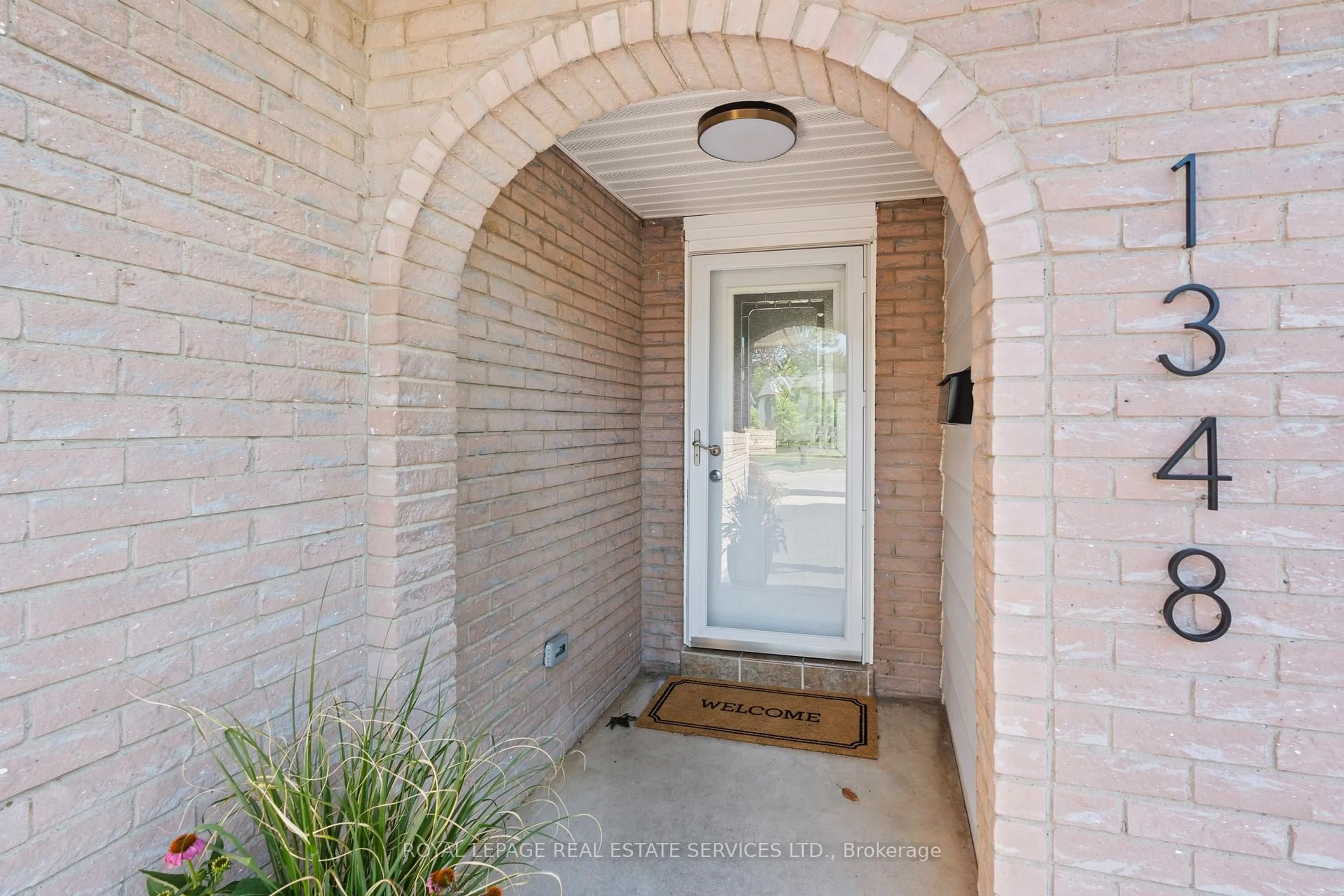 Indoor entryway for 1348 Janina Blvd, Burlington Ontario L7P 1K6