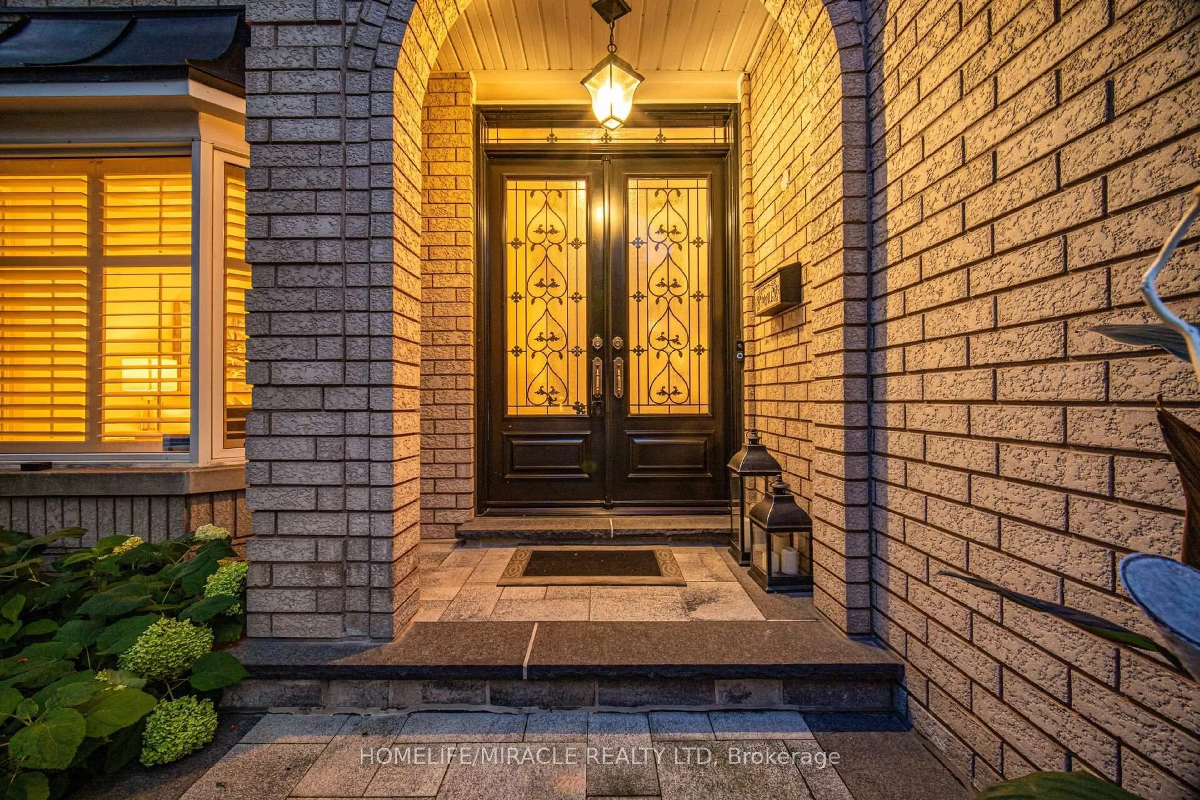 Indoor entryway for 2152 Manor Hill Dr, Mississauga Ontario L5M 5H9