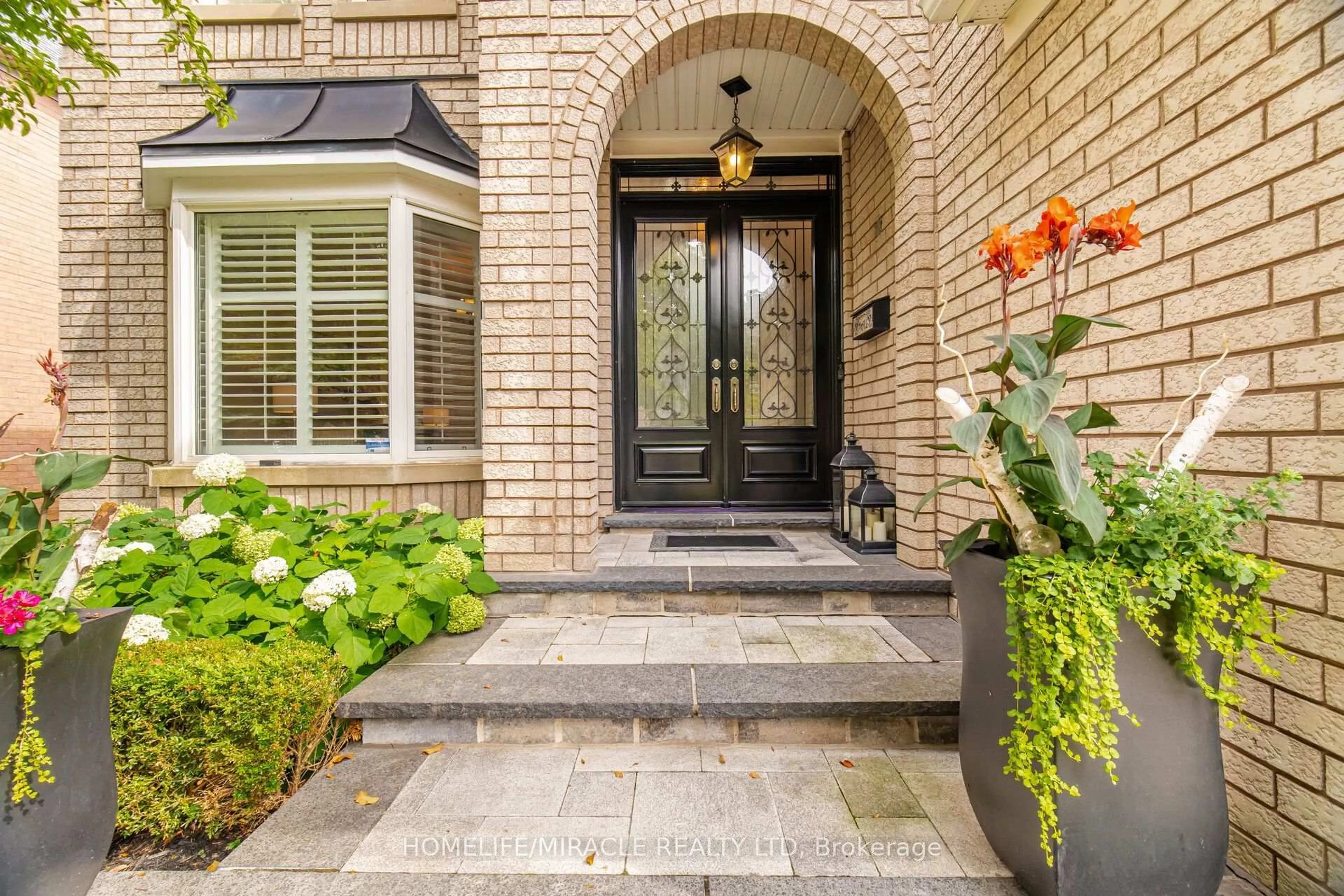 Indoor entryway for 2152 Manor Hill Dr, Mississauga Ontario L5M 5H9