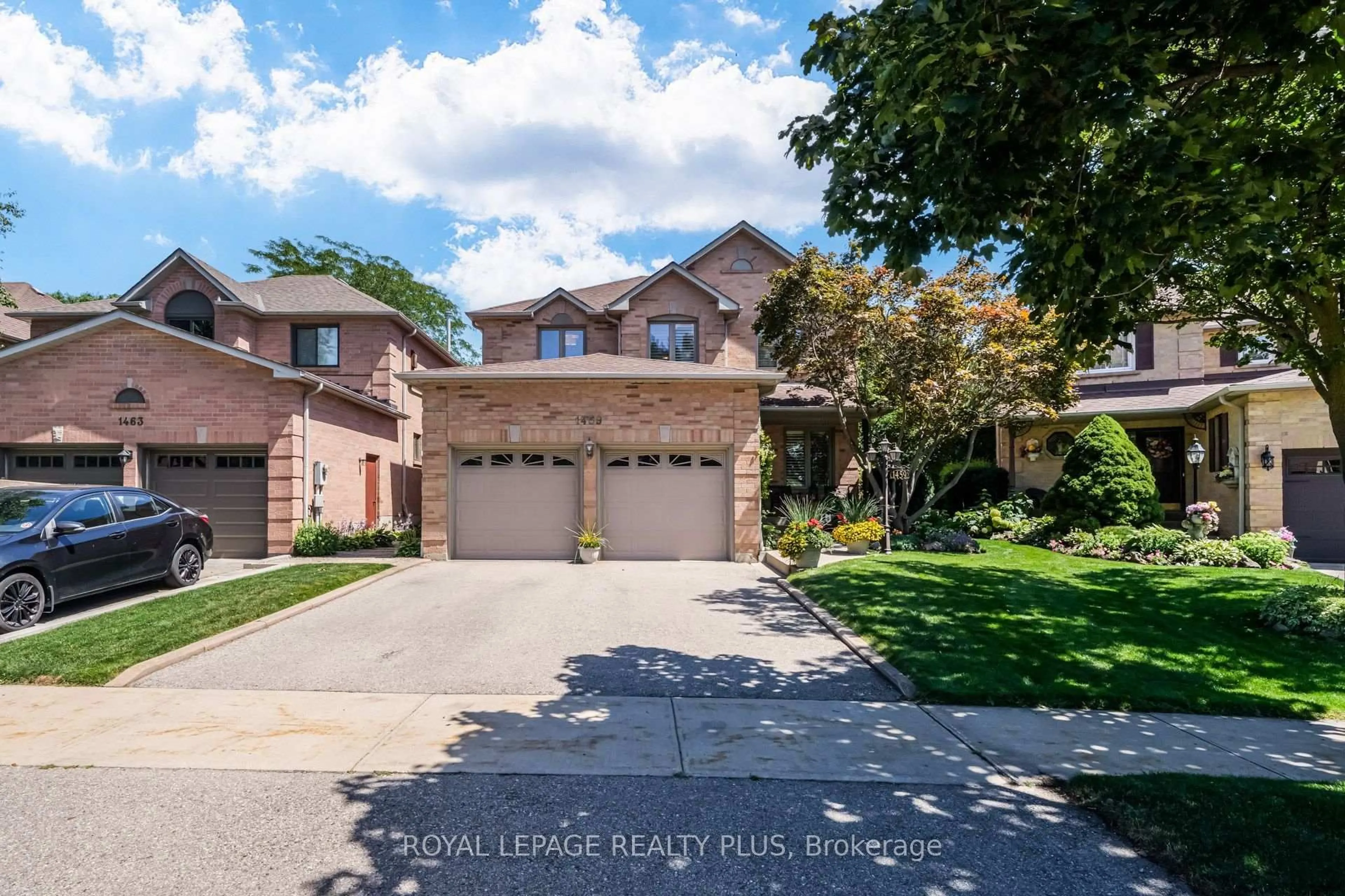 A pic from outside/outdoor area/front of a property/back of a property/a pic from drone, street for 1459 Ravensmoor Cres, Mississauga Ontario L5M 3L4