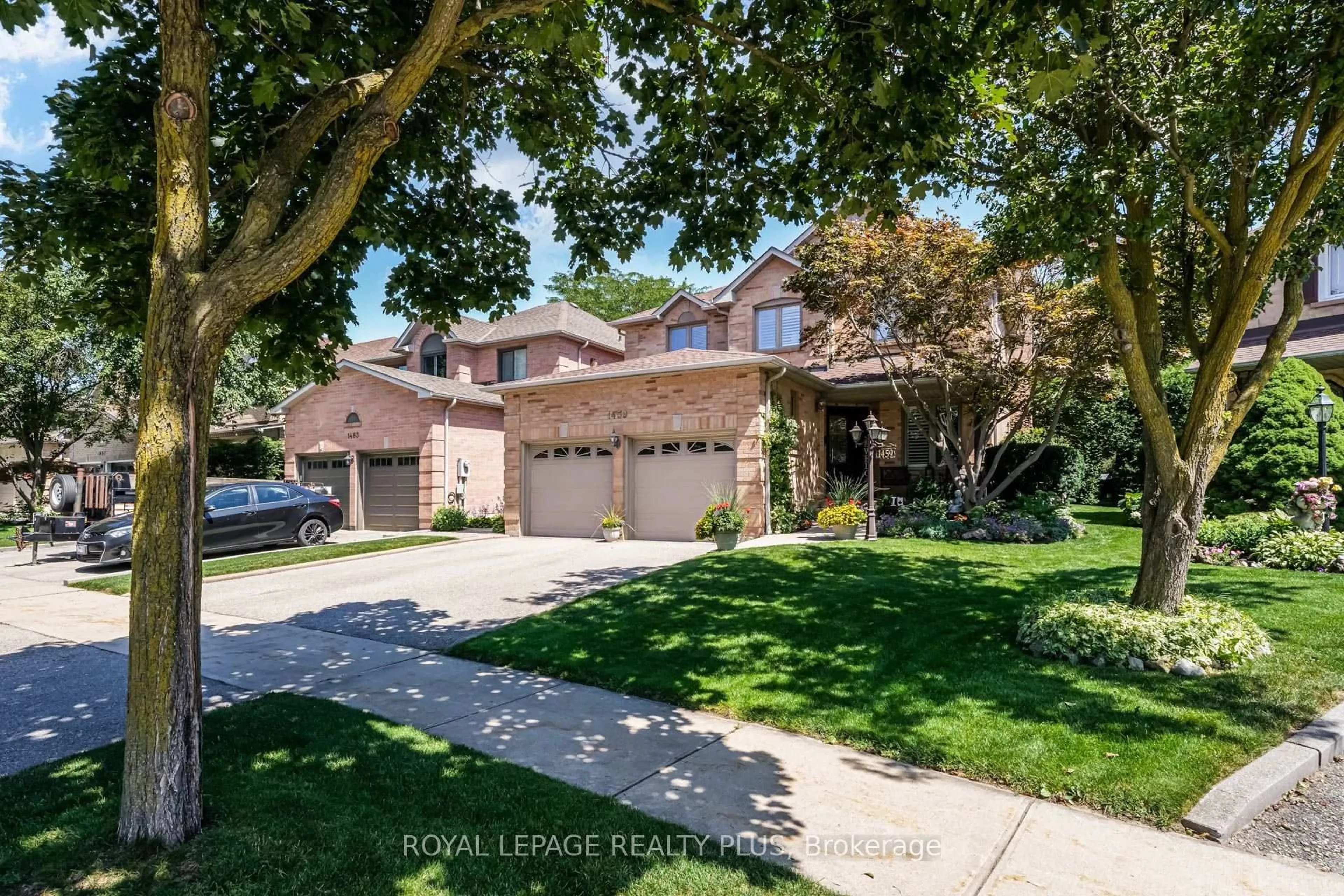 A pic from outside/outdoor area/front of a property/back of a property/a pic from drone, street for 1459 Ravensmoor Cres, Mississauga Ontario L5M 3L4