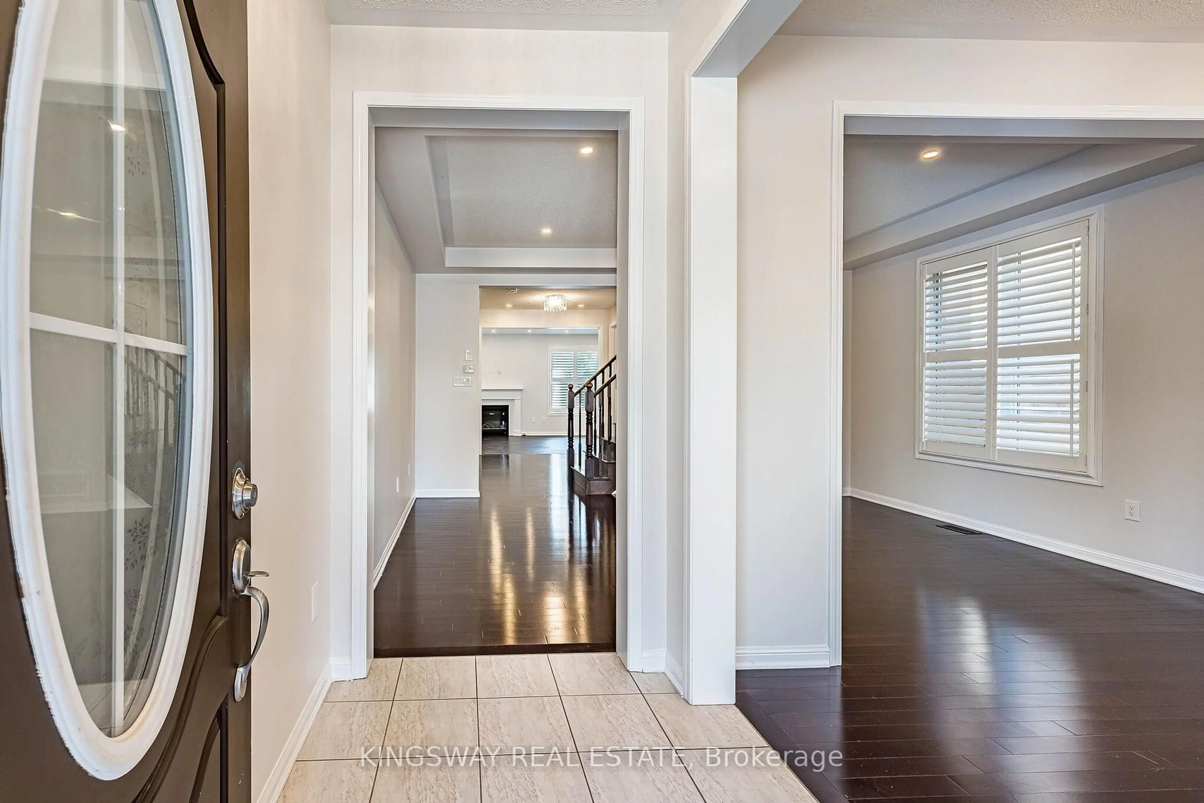 Indoor entryway for 323 Cochrane Terr, Milton Ontario L9T 8C8