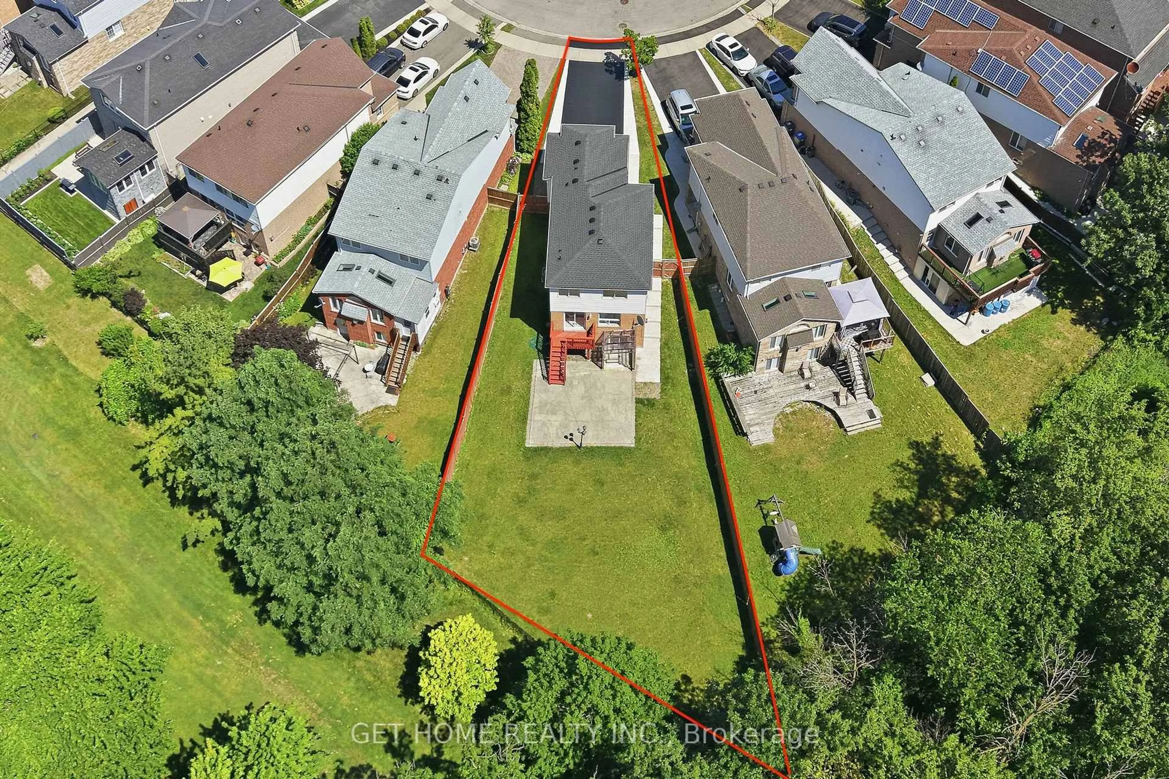 A pic from outside/outdoor area/front of a property/back of a property/a pic from drone, street for 50 Willow Park Dr, Brampton Ontario L6R 2N4