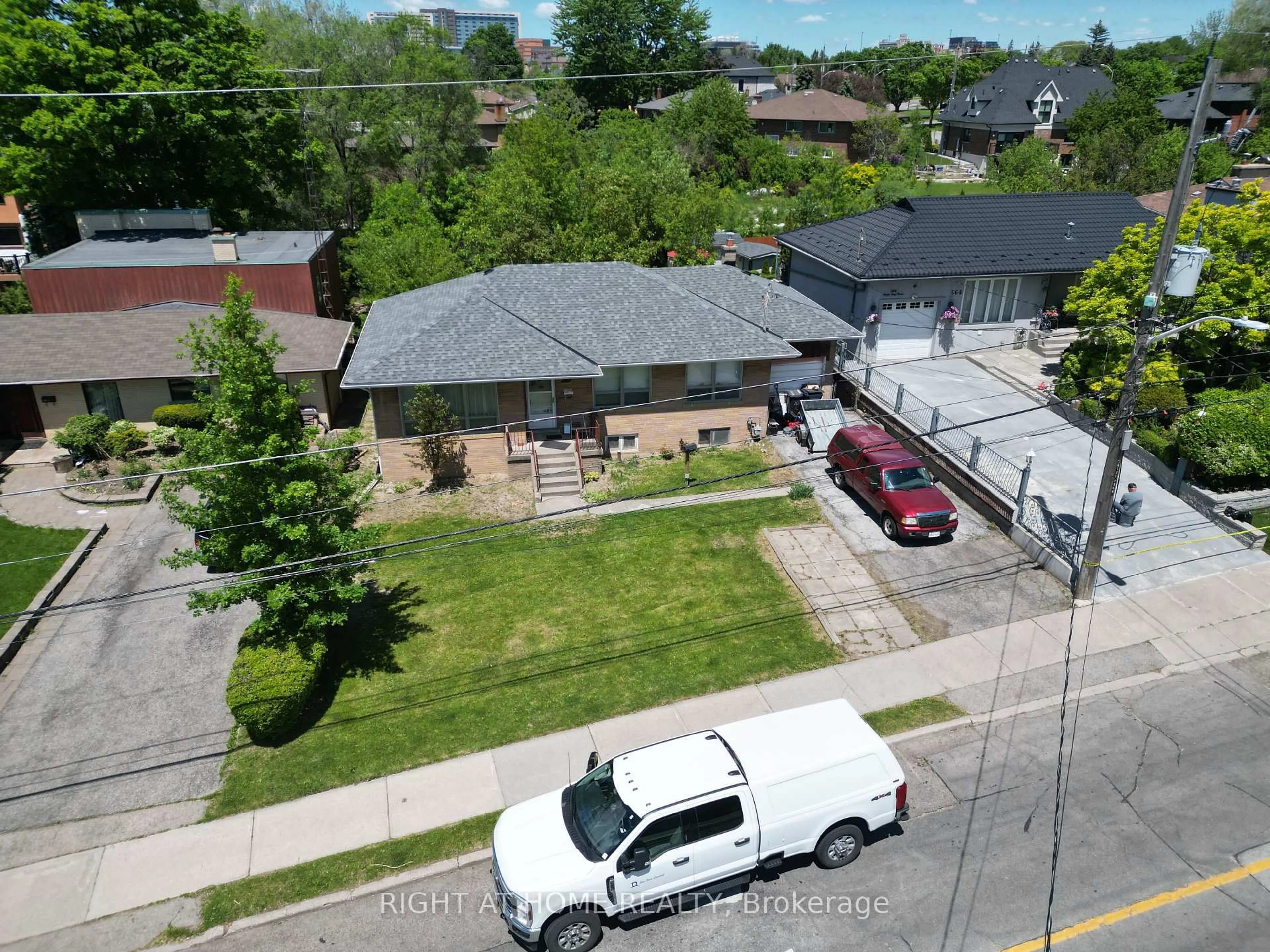 A pic from outside/outdoor area/front of a property/back of a property/a pic from drone, street for 362 Maple Leaf Dr, Toronto Ontario M6L 1P4