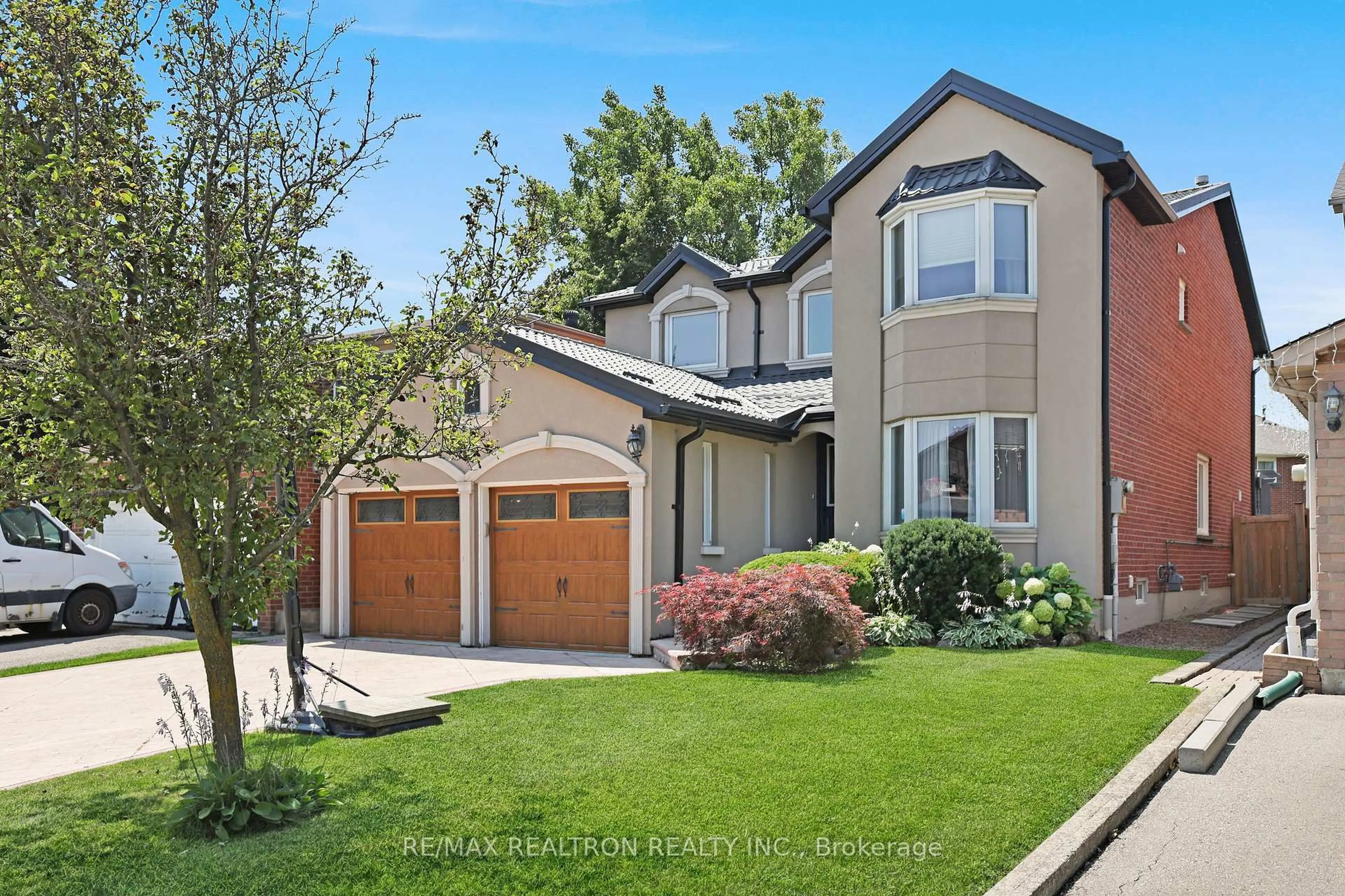 Home with vinyl exterior material, street for 6026 Roxbury Rd, Mississauga Ontario L5N 4M7