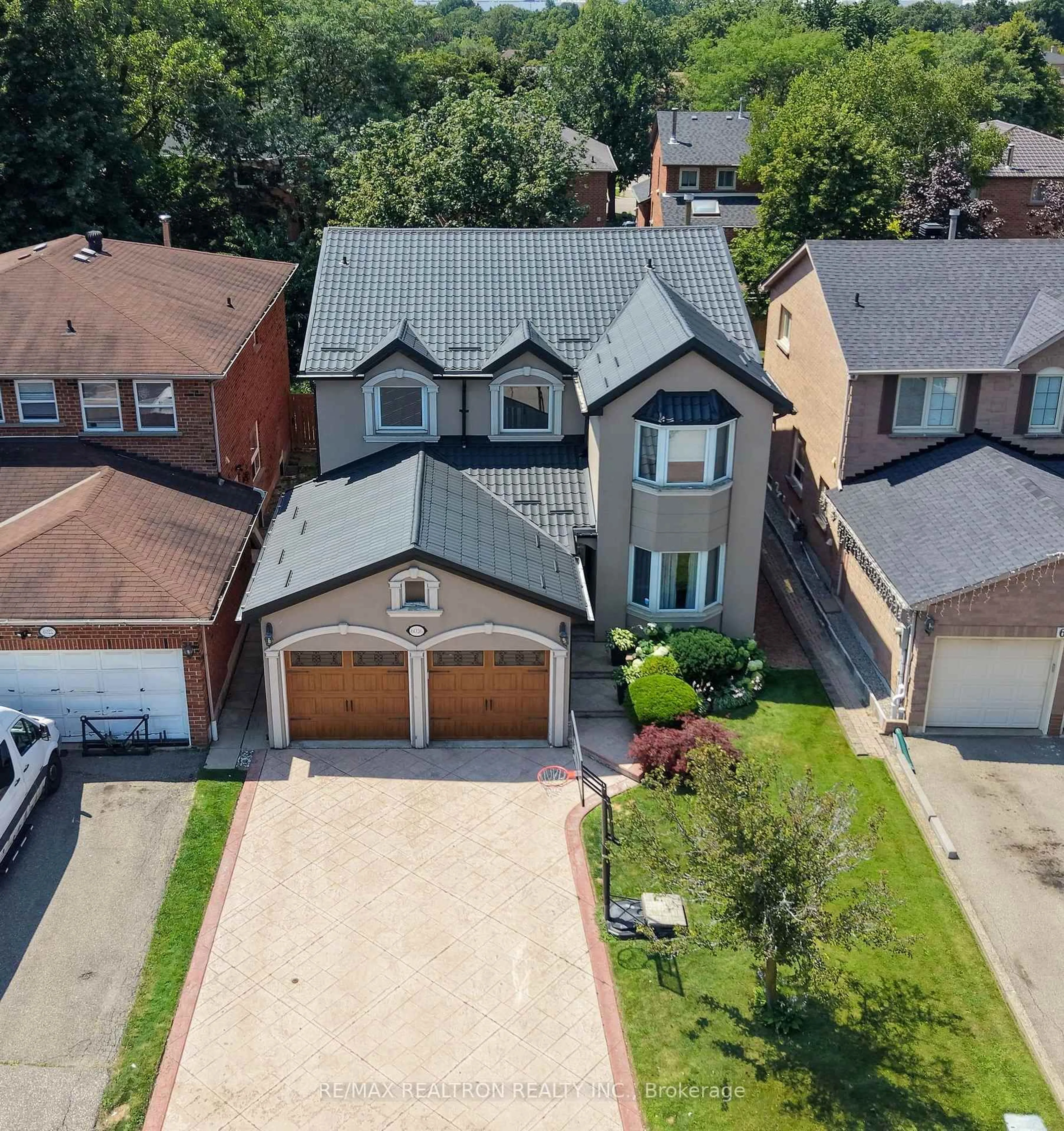 A pic from outside/outdoor area/front of a property/back of a property/a pic from drone, street for 6026 Roxbury Rd, Mississauga Ontario L5N 4M7