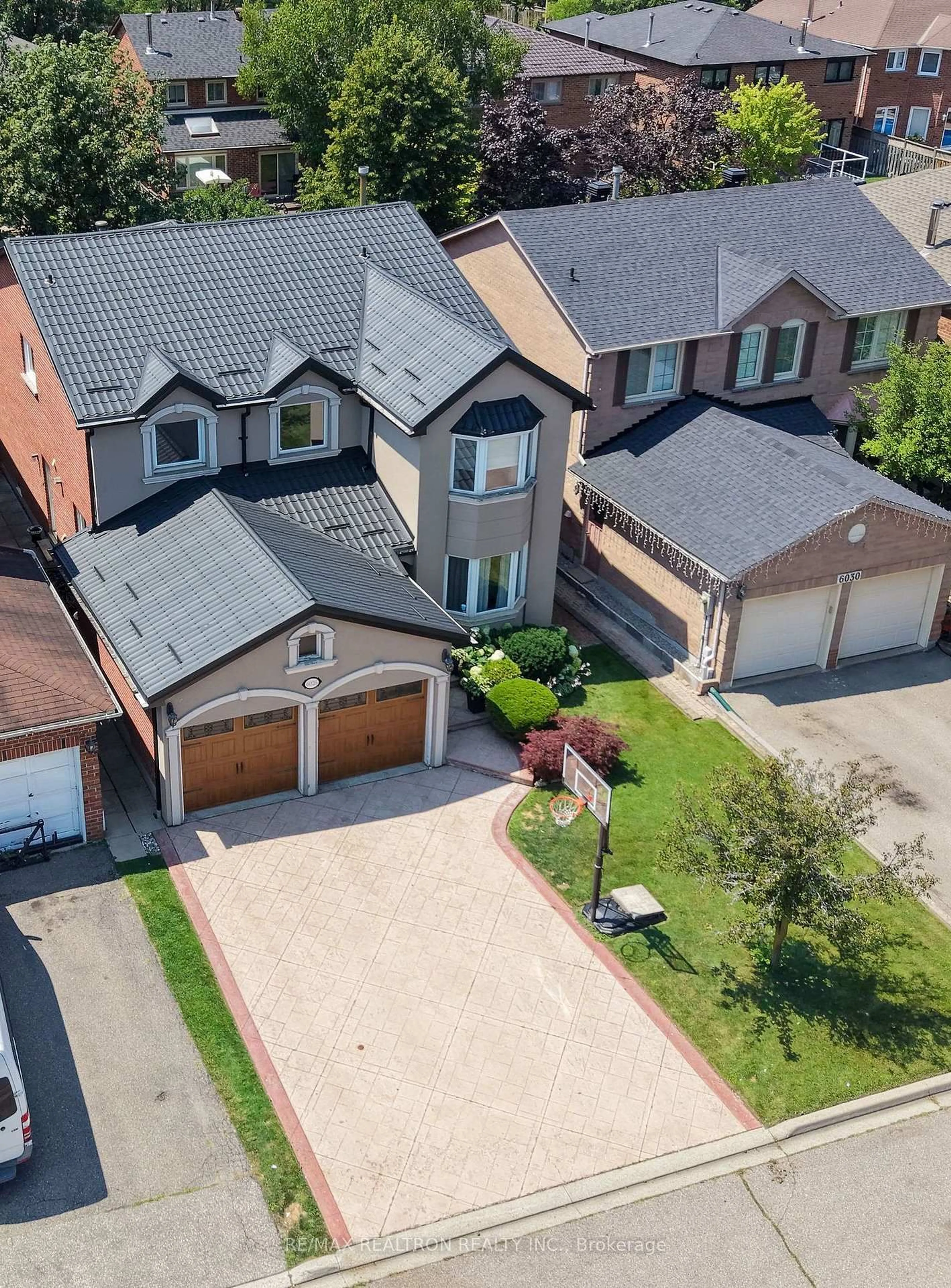 A pic from outside/outdoor area/front of a property/back of a property/a pic from drone, street for 6026 Roxbury Rd, Mississauga Ontario L5N 4M7