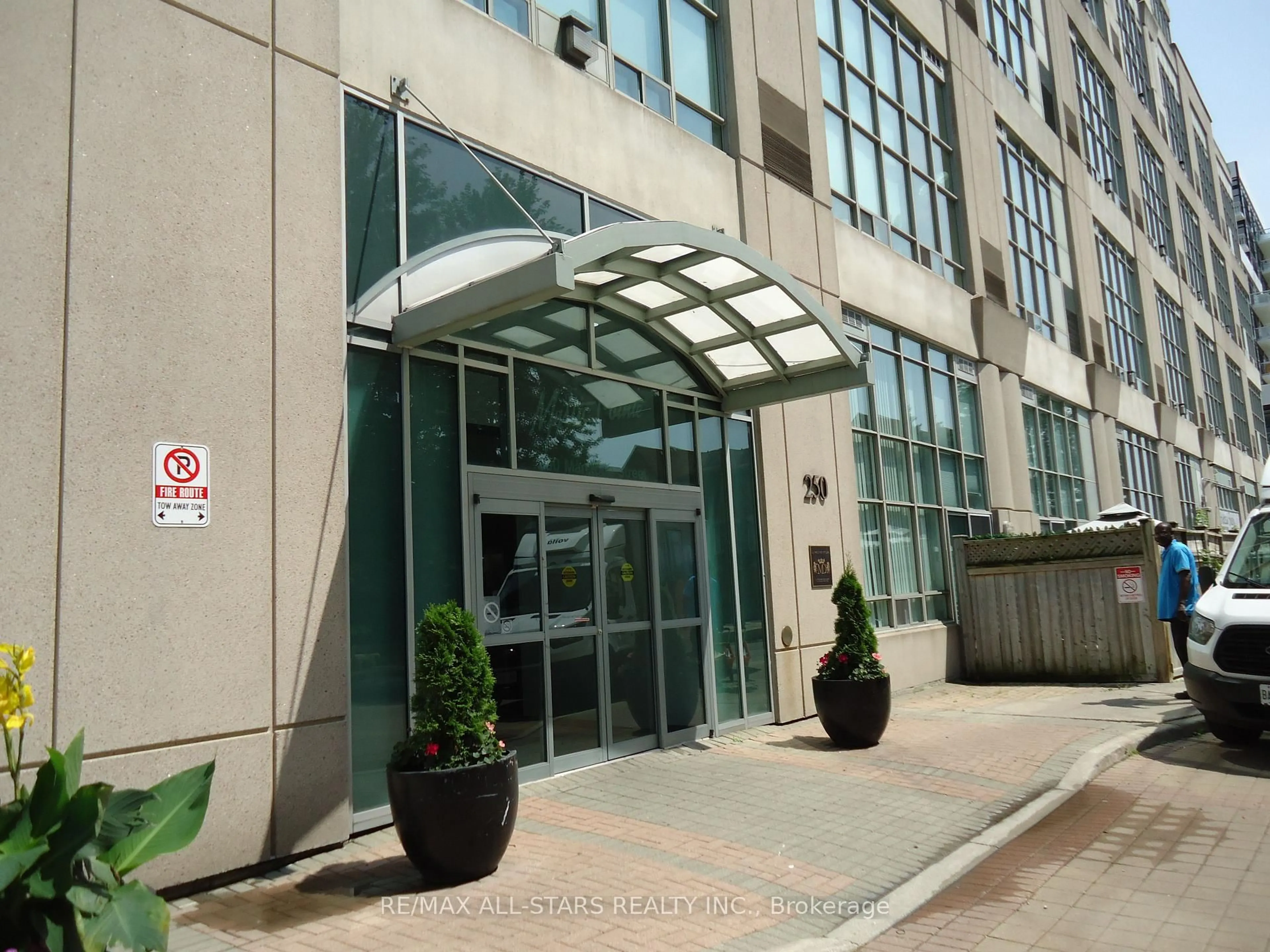 Indoor foyer for 250 Manitoba St #621, Toronto Ontario M8Y 4G8