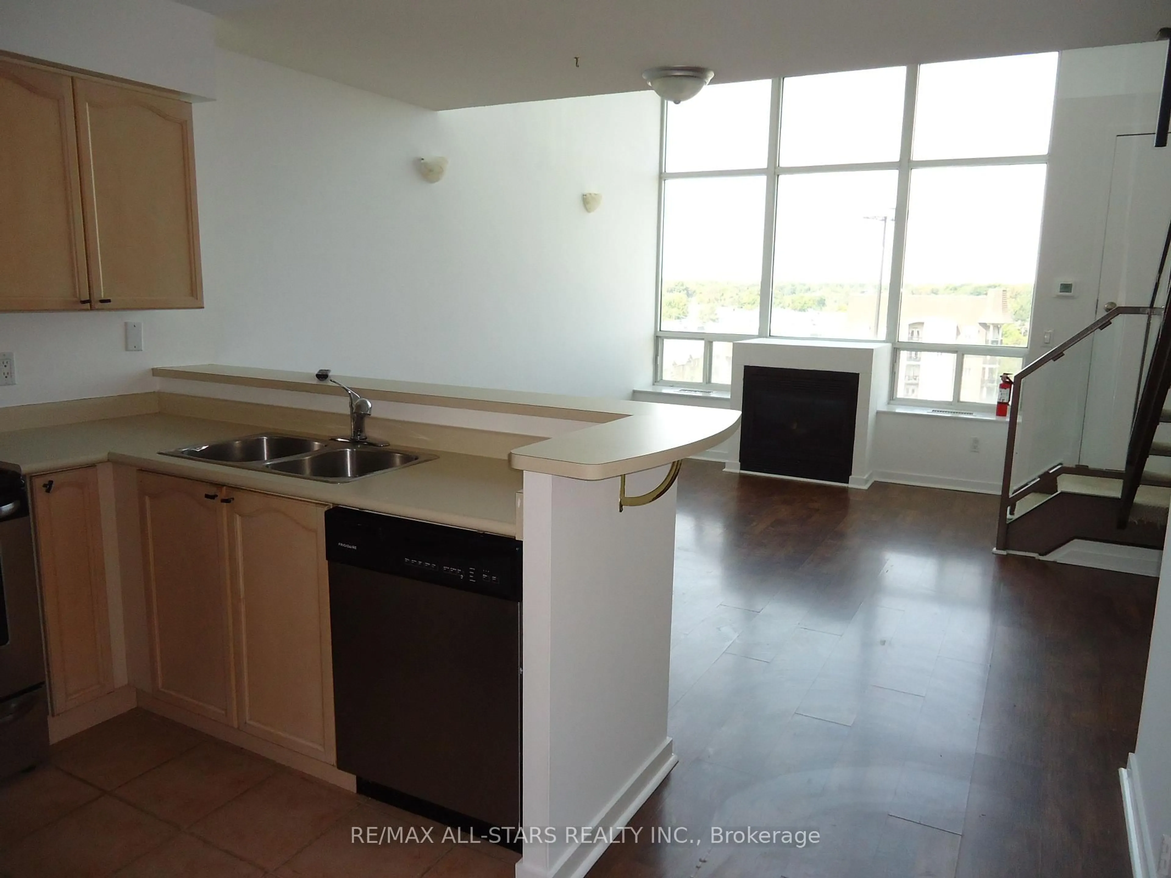 Standard kitchen, unknown for 250 Manitoba St #621, Toronto Ontario M8Y 4G8