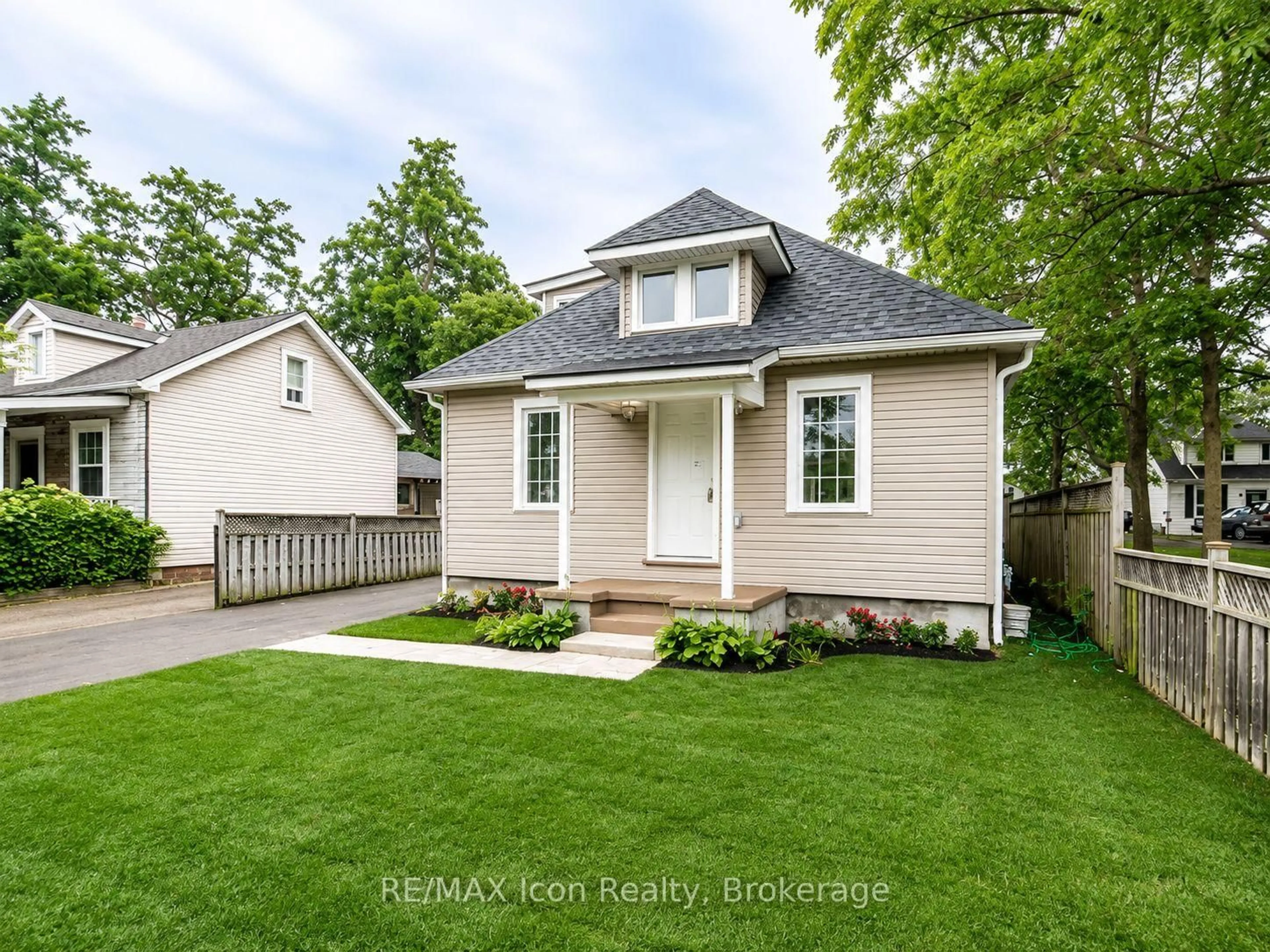 Home with vinyl exterior material, street for 1270 Spring Gardens Rd, Burlington Ontario L7T 1J8