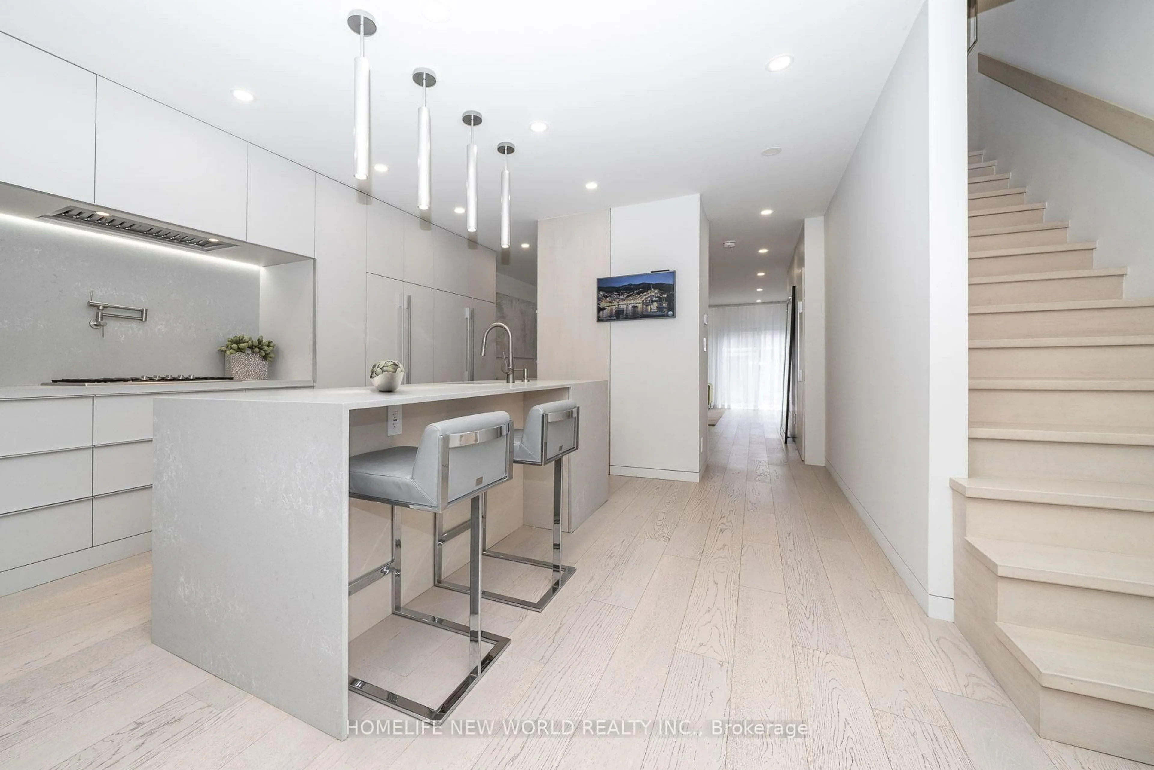 Unknown for 30 Carling Ave, Toronto Ontario M6G 3S1