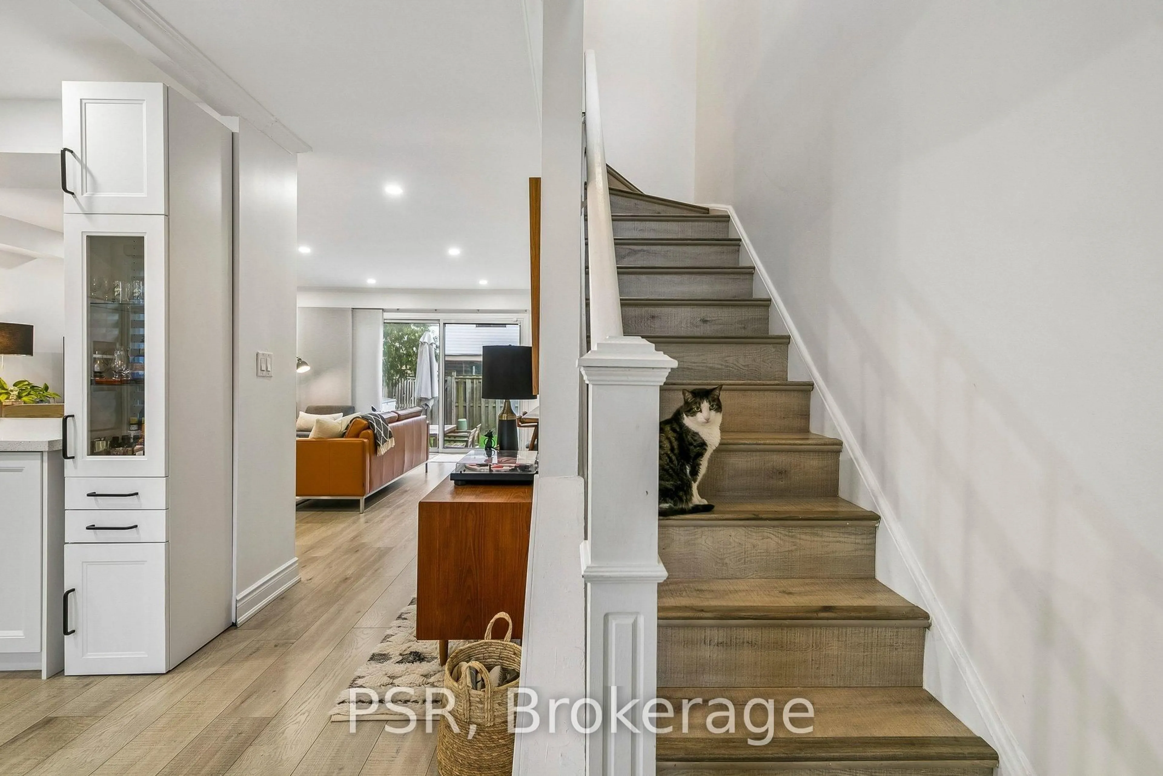 Indoor entryway for 6540 Falconer Dr #104, Mississauga Ontario L5N 1M1