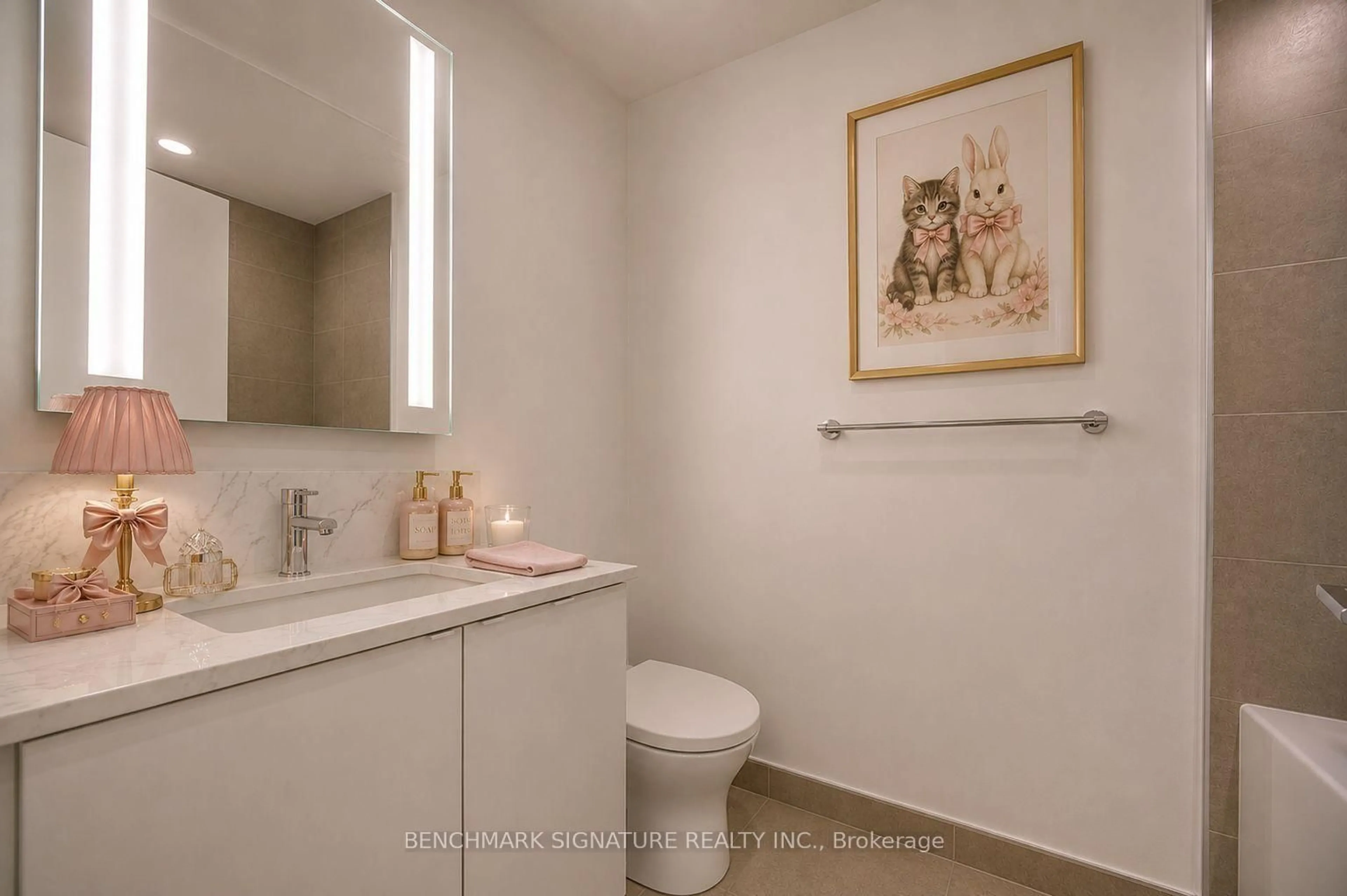 Standard bathroom, ceramic/tile floor for 270 Dufferin St #lph18, Toronto Ontario M6K 0H8