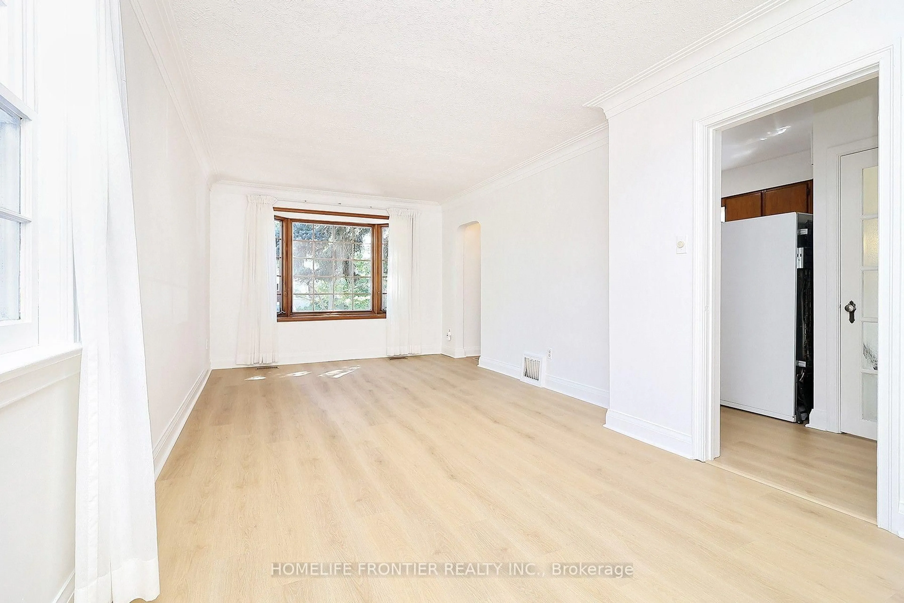 A pic of a room for 132 Wesley St, Toronto Ontario M8Y 2X1