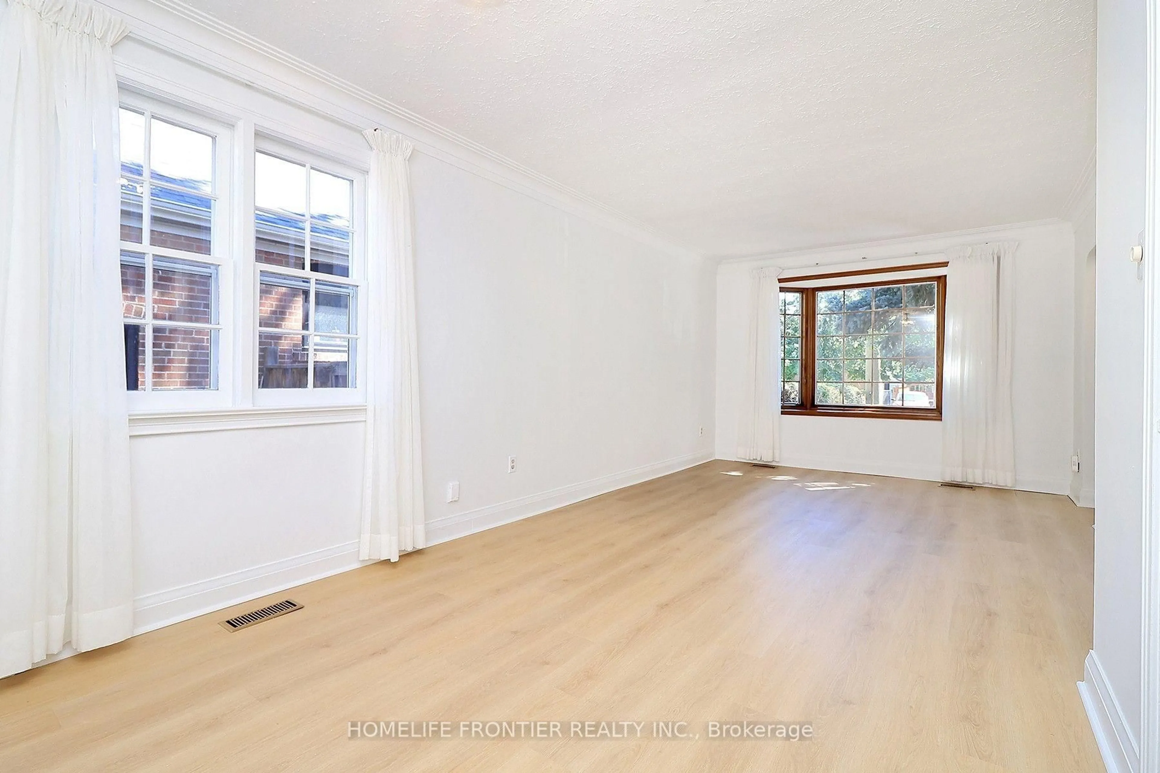 A pic of a room for 132 Wesley St, Toronto Ontario M8Y 2X1