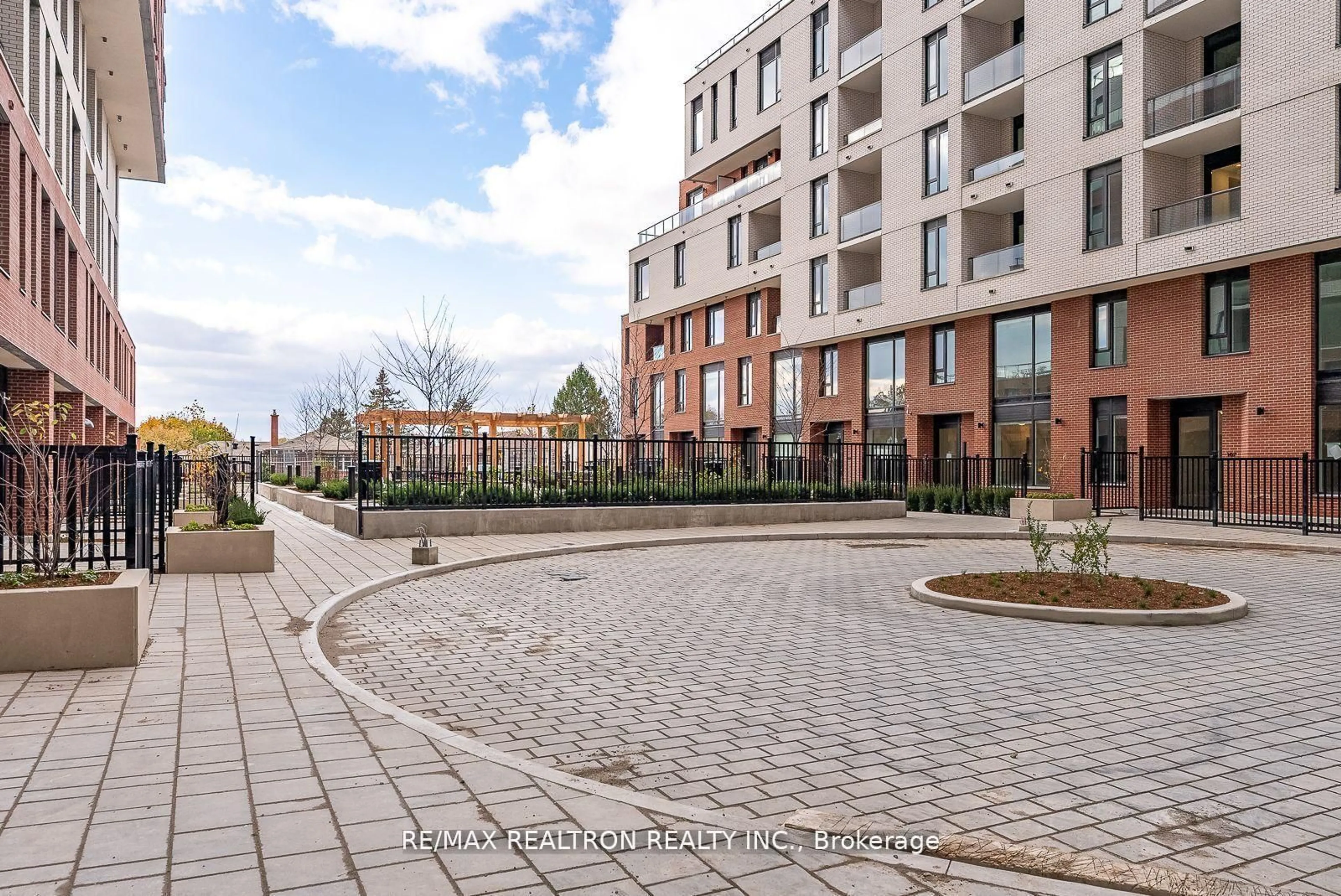 Patio, street for 3100 Keele St #430, Toronto Ontario M3M 0E1