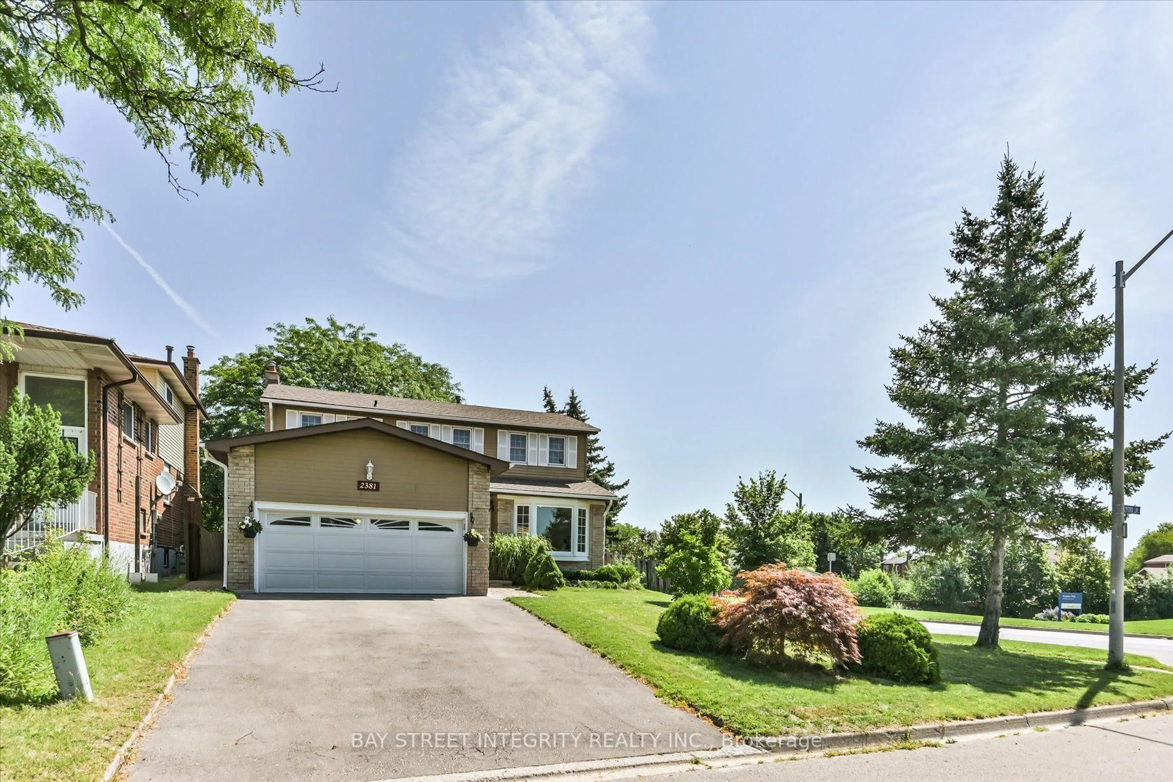A pic from outside/outdoor area/front of a property/back of a property/a pic from drone, street for 2381 Lyford Lane, Burlington Ontario L7P 3Y8