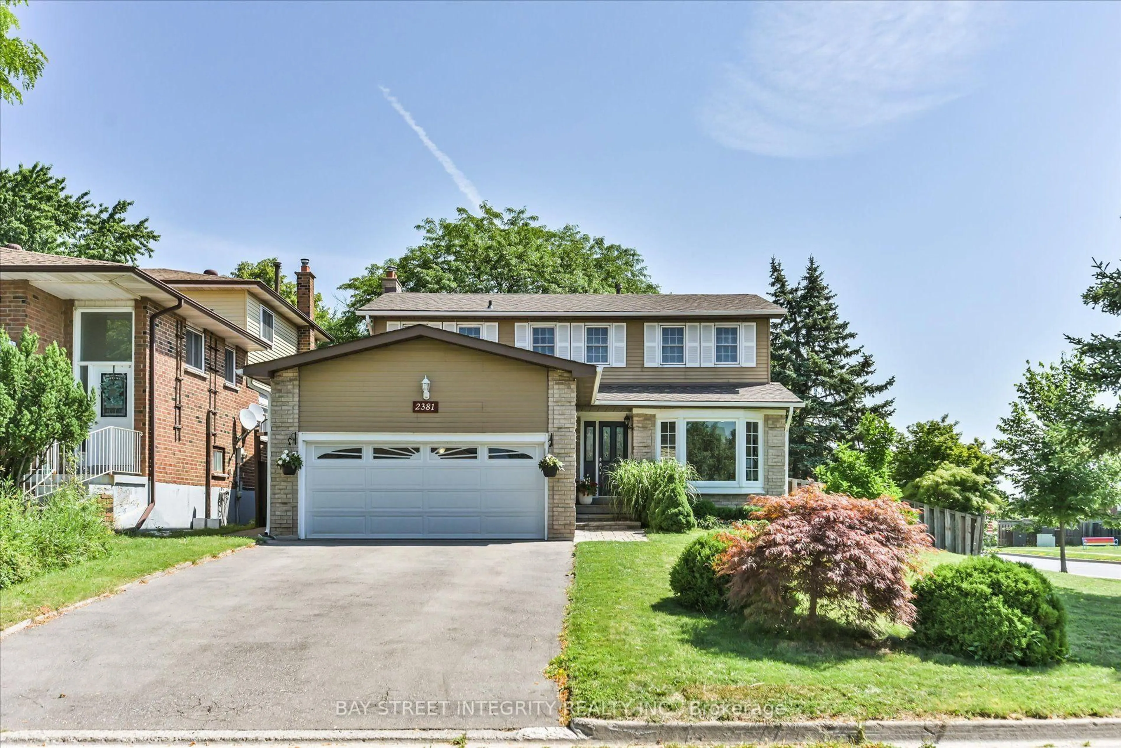 Home with vinyl exterior material, street for 2381 Lyford Lane, Burlington Ontario L7P 3Y8