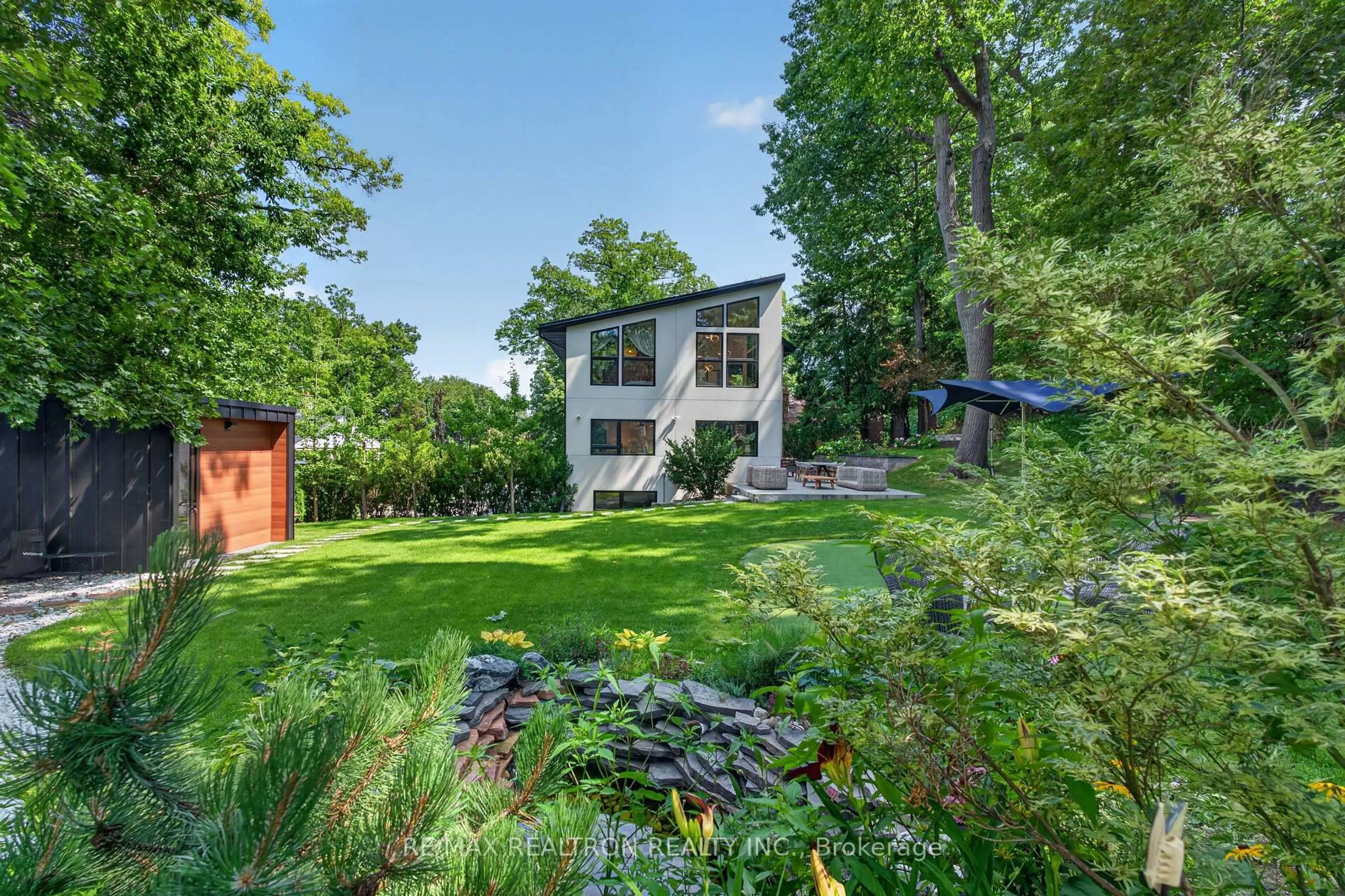 A pic from outside/outdoor area/front of a property/back of a property/a pic from drone, unknown for 8 Breezewood Dr, Toronto Ontario M8Y 2C1