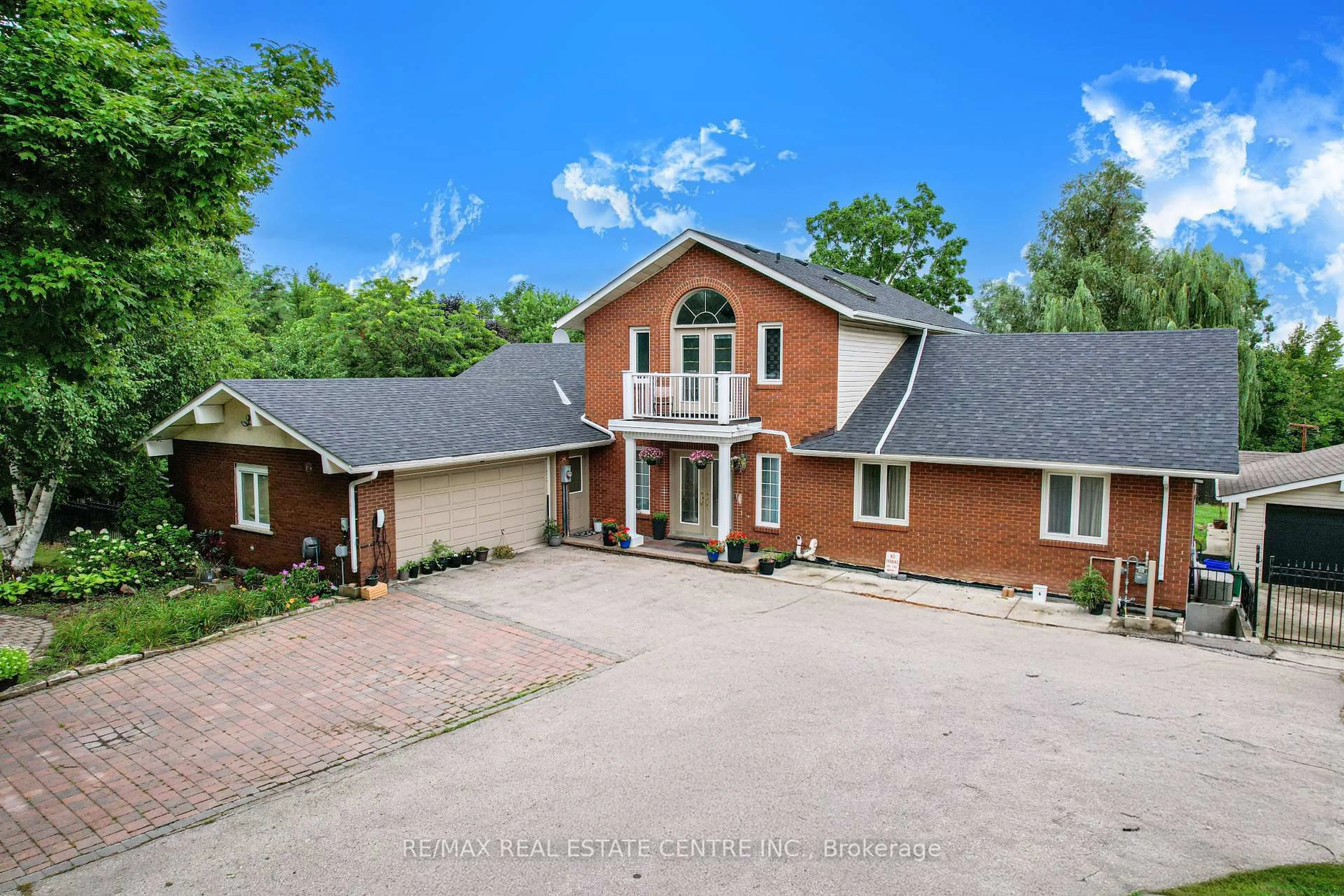 A pic from outside/outdoor area/front of a property/back of a property/a pic from drone, unknown for 7750 5 Side Rd, Milton Ontario L9T 2K7