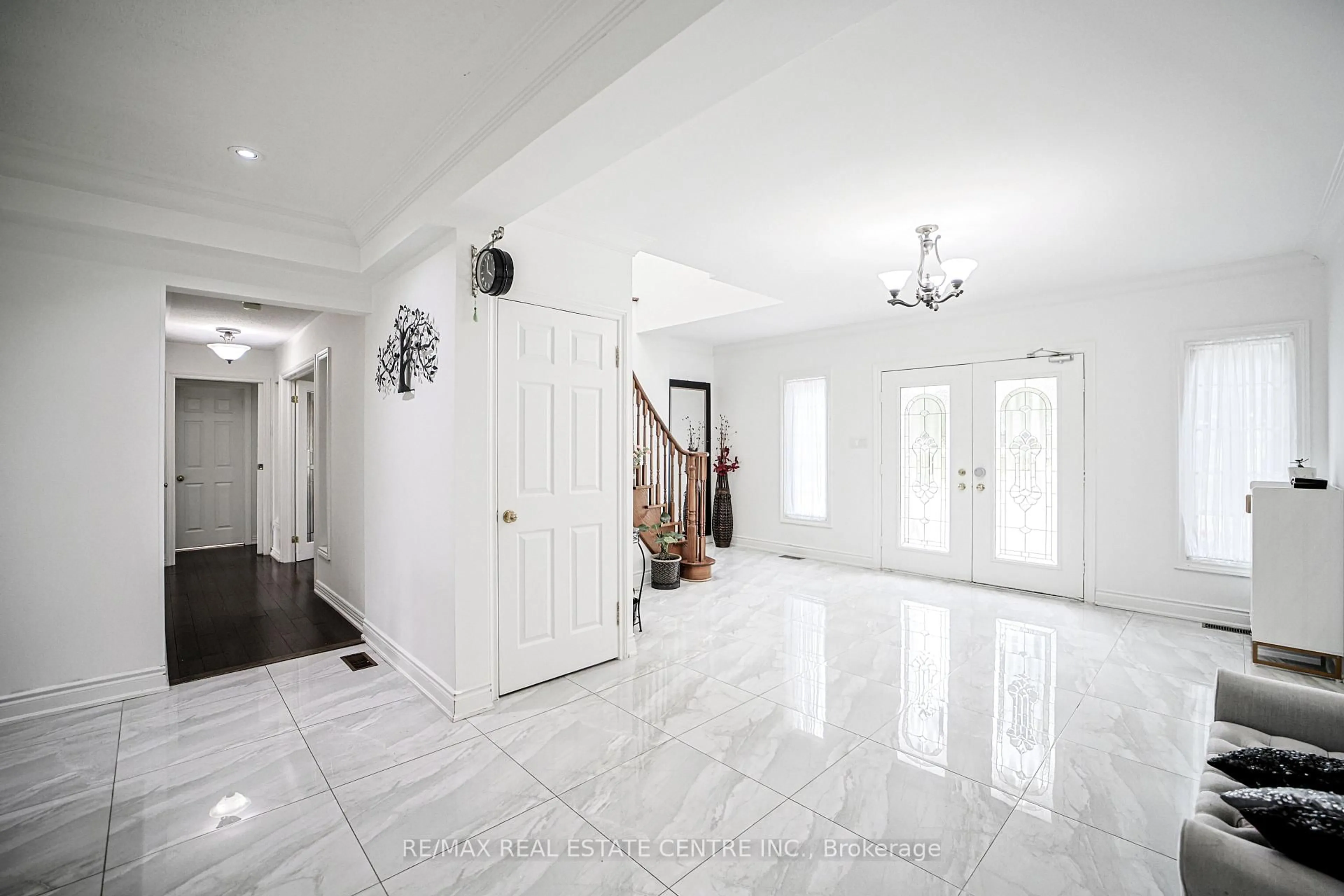 Indoor entryway for 7750 5 Side Rd, Milton Ontario L9T 2K7