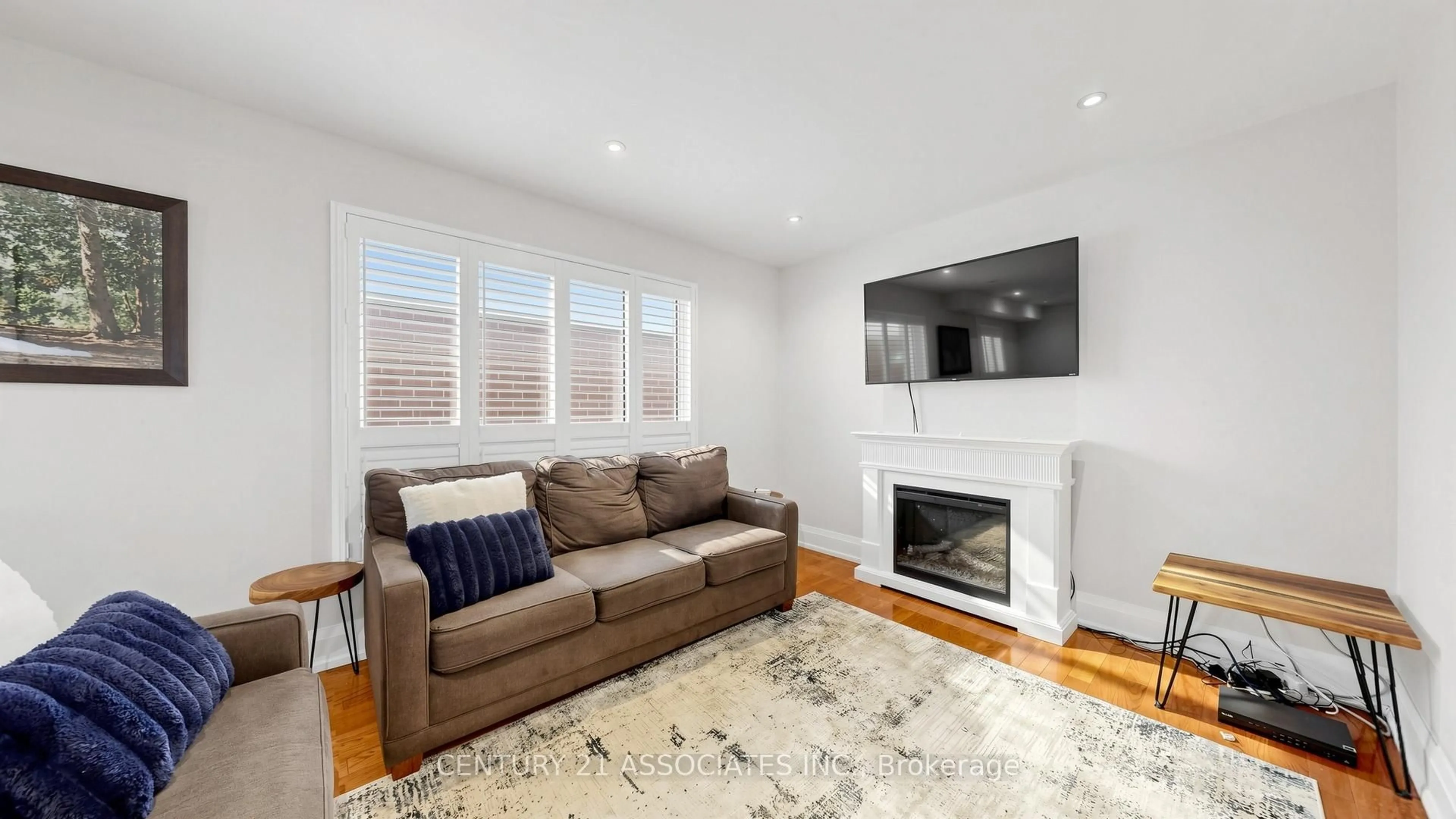 Living room with furniture, wood/laminate floor for 80 Stephensen Crt, Brampton Ontario L6V 3X8