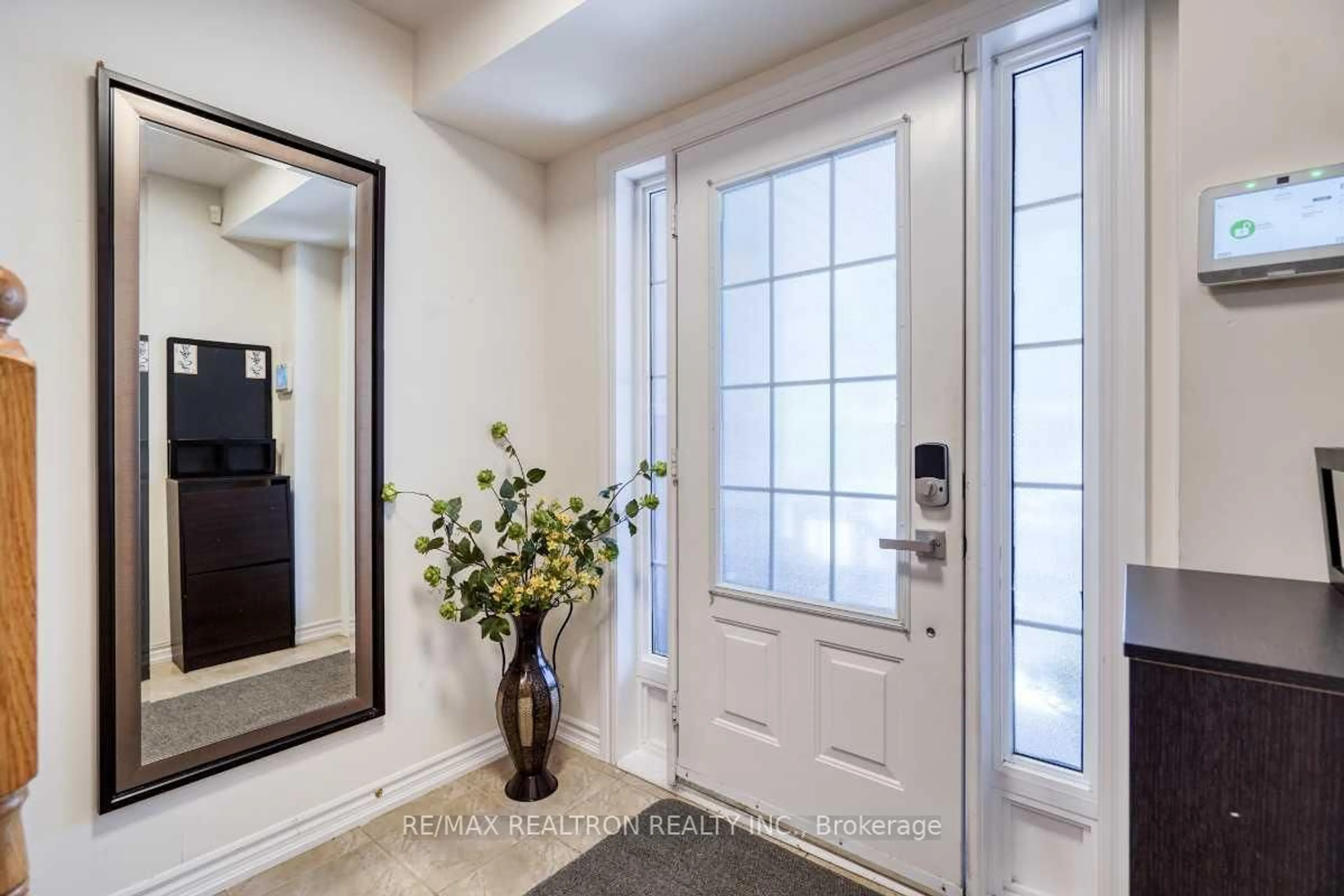 Indoor entryway for 15 Sprucewood Rd, Brampton Ontario L6Z 0J3
