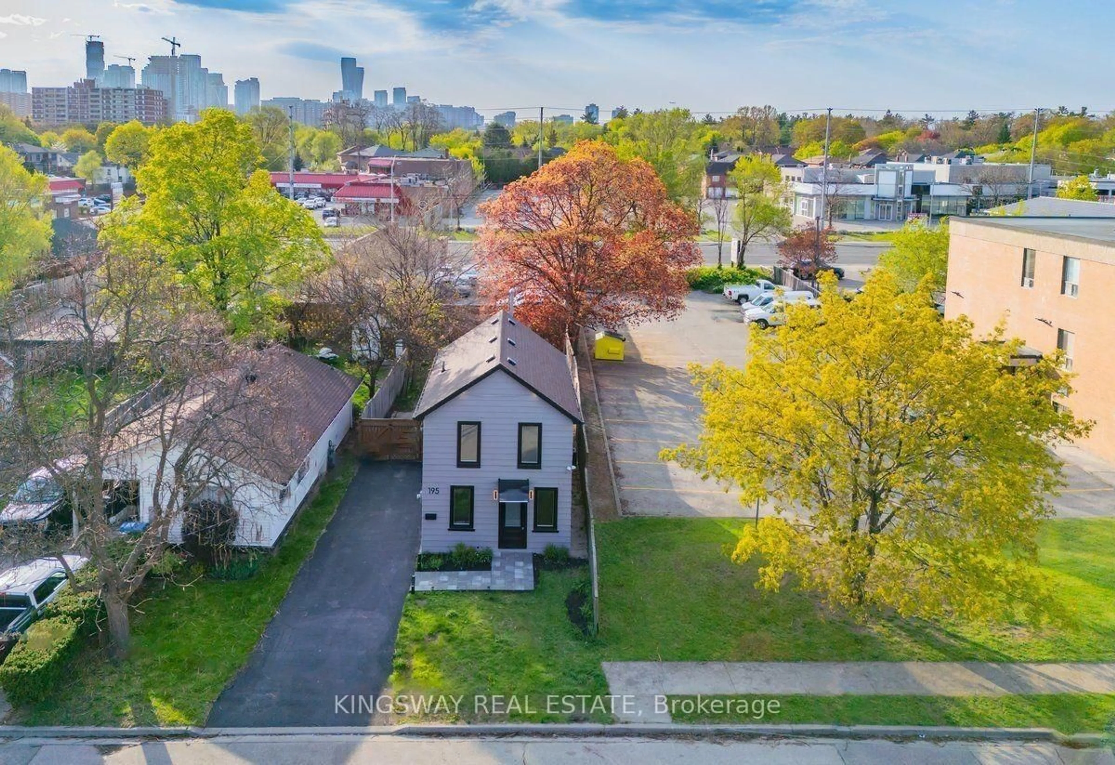 A pic from outside/outdoor area/front of a property/back of a property/a pic from drone, street for 195 Randi Rd, Mississauga Ontario L5A 1V6