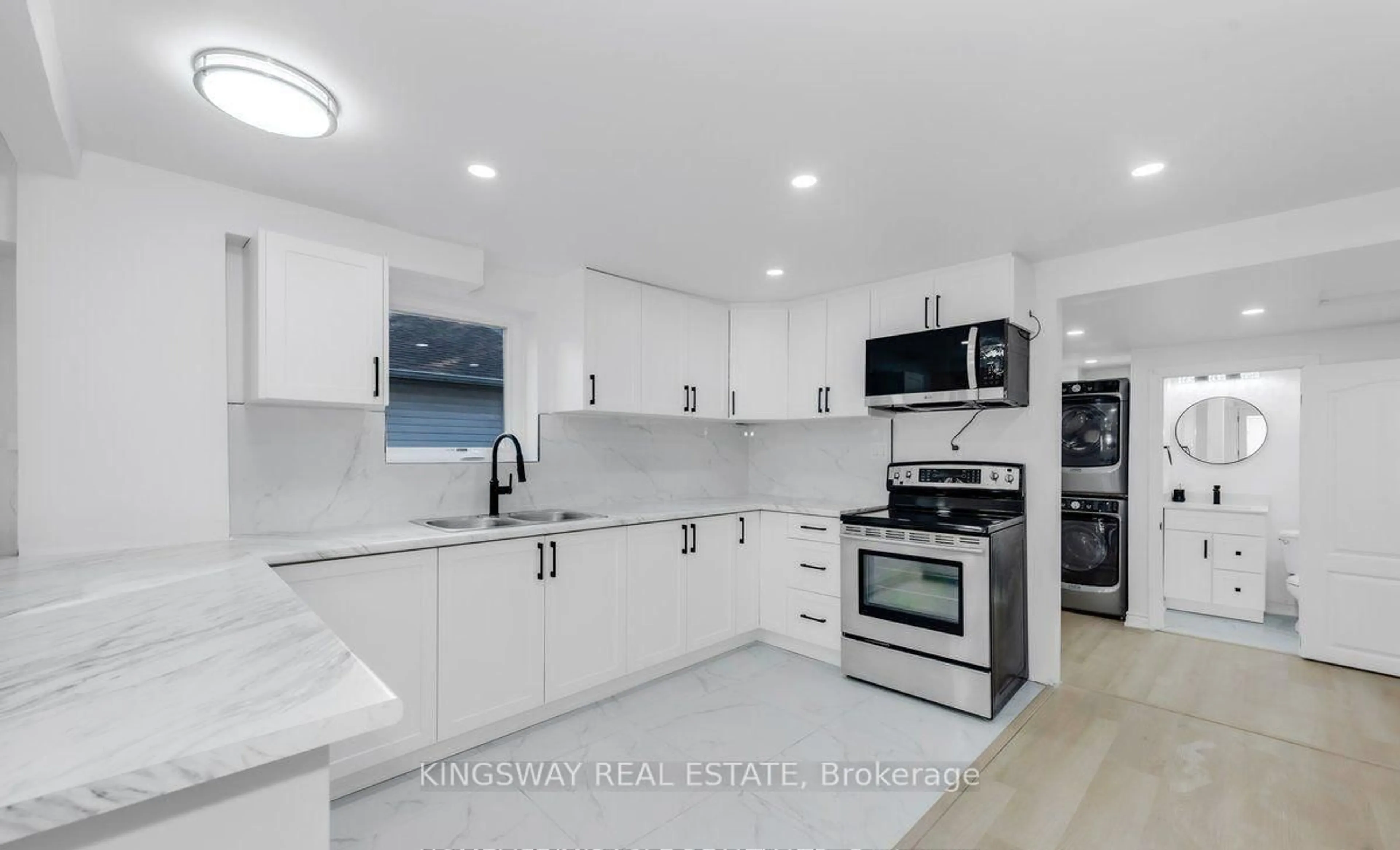 Open concept kitchen, ceramic/tile floor for 195 Randi Rd, Mississauga Ontario L5A 1V6
