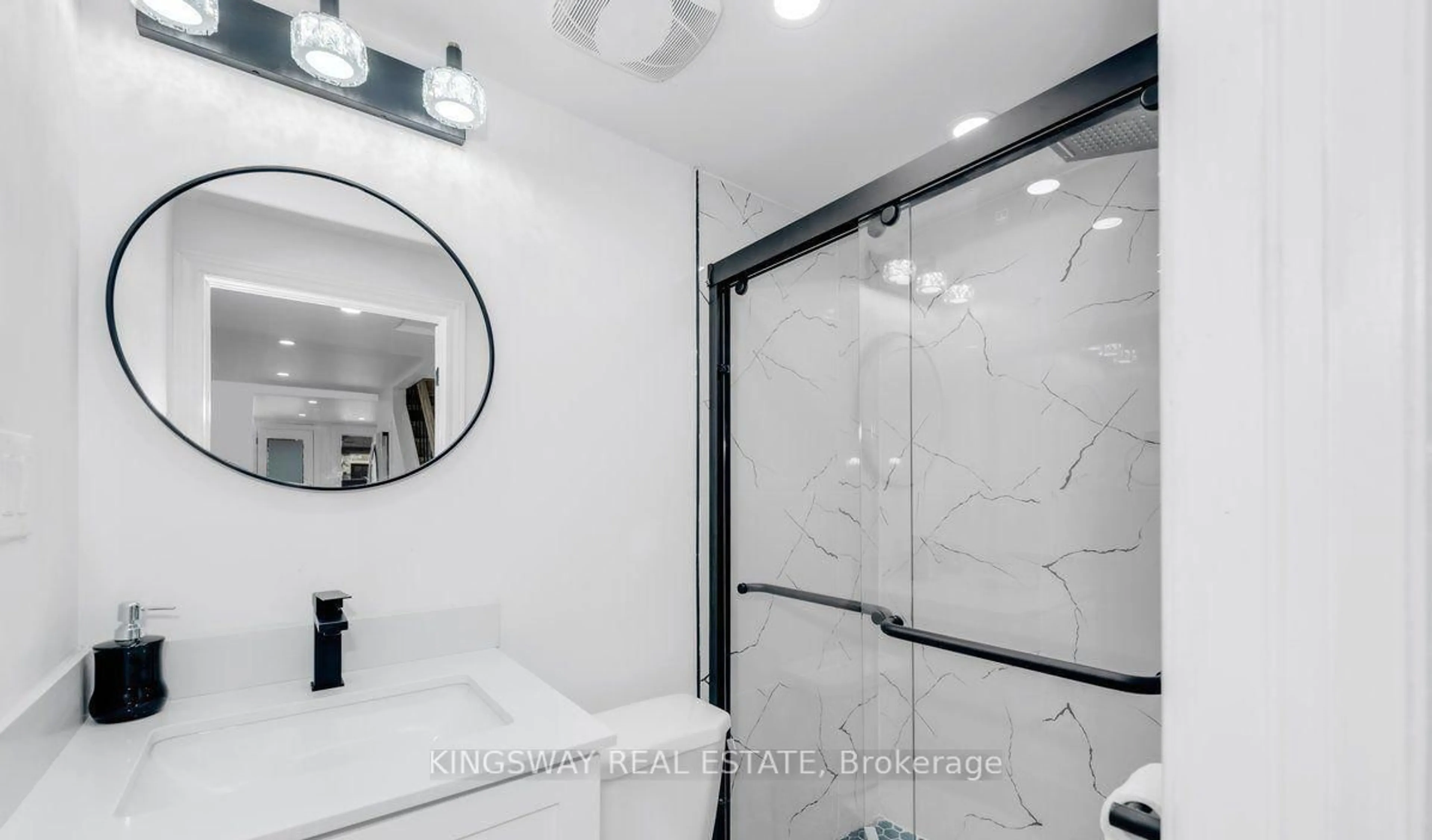 Standard bathroom, ceramic/tile floor for 195 Randi Rd, Mississauga Ontario L5A 1V6