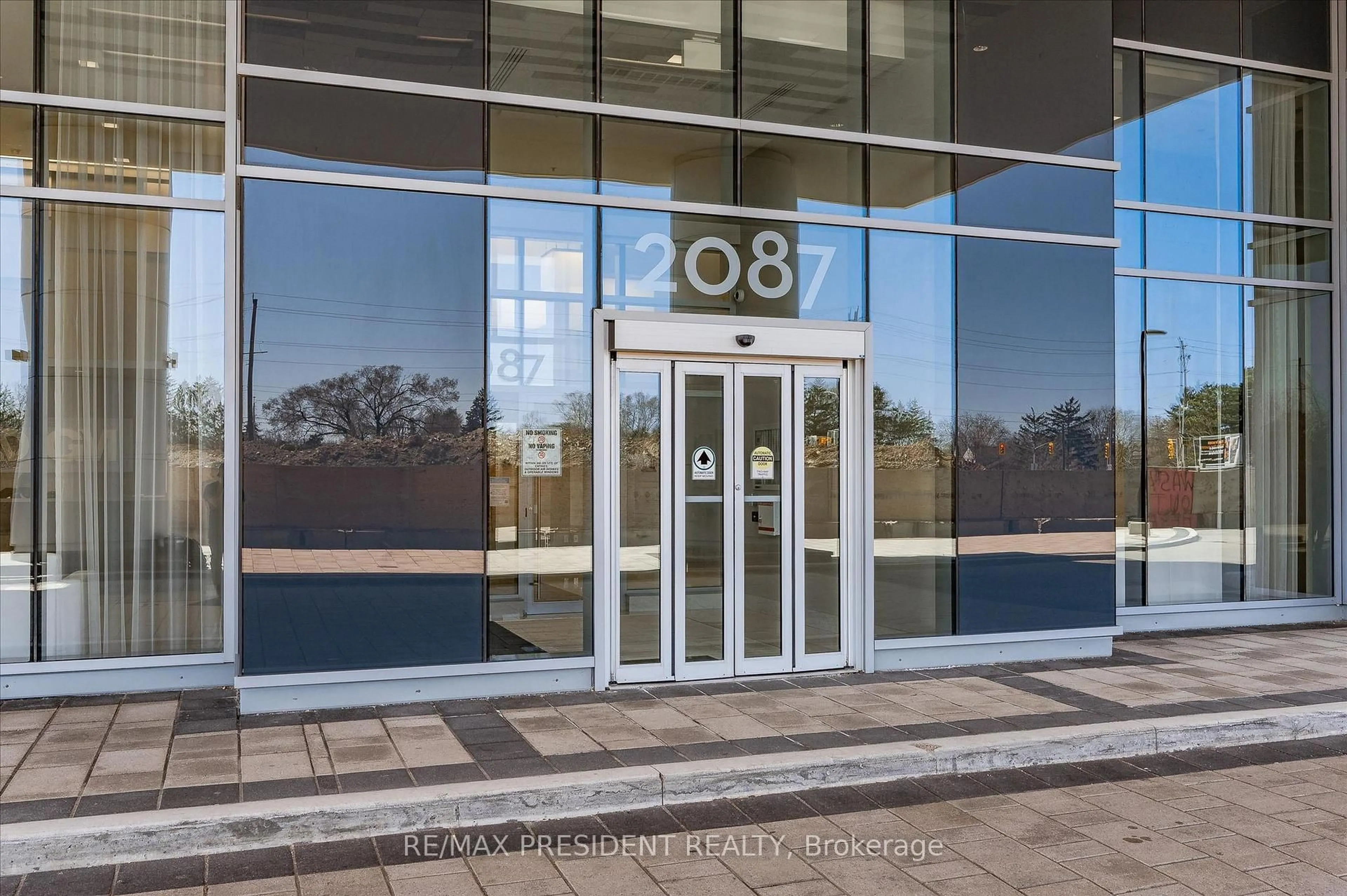 Indoor foyer for 2087 Fairview St #1401, Burlington Ontario L7R 0E5