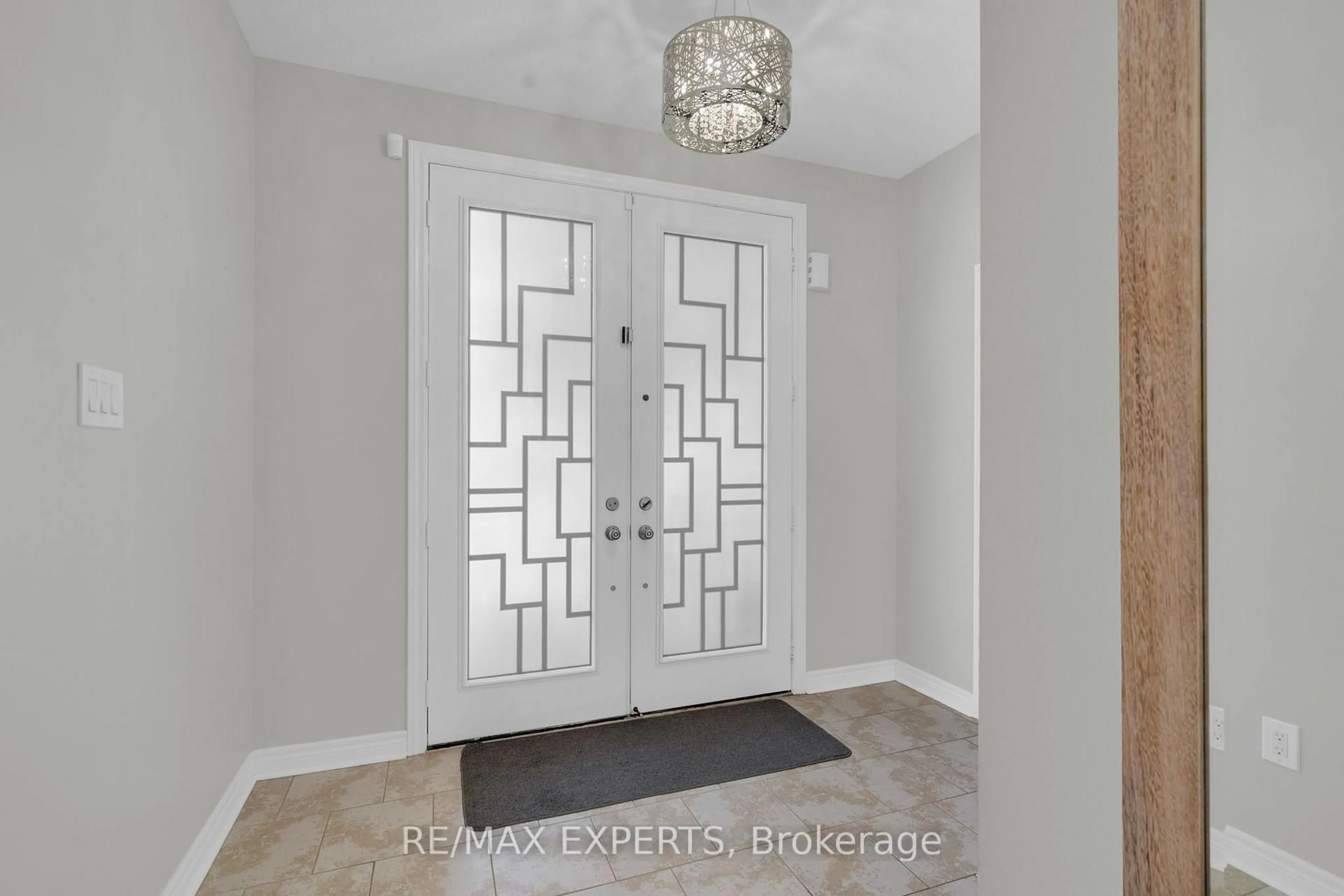 Indoor entryway for 25 Mccandless Crt, Caledon Ontario L7C 3R6