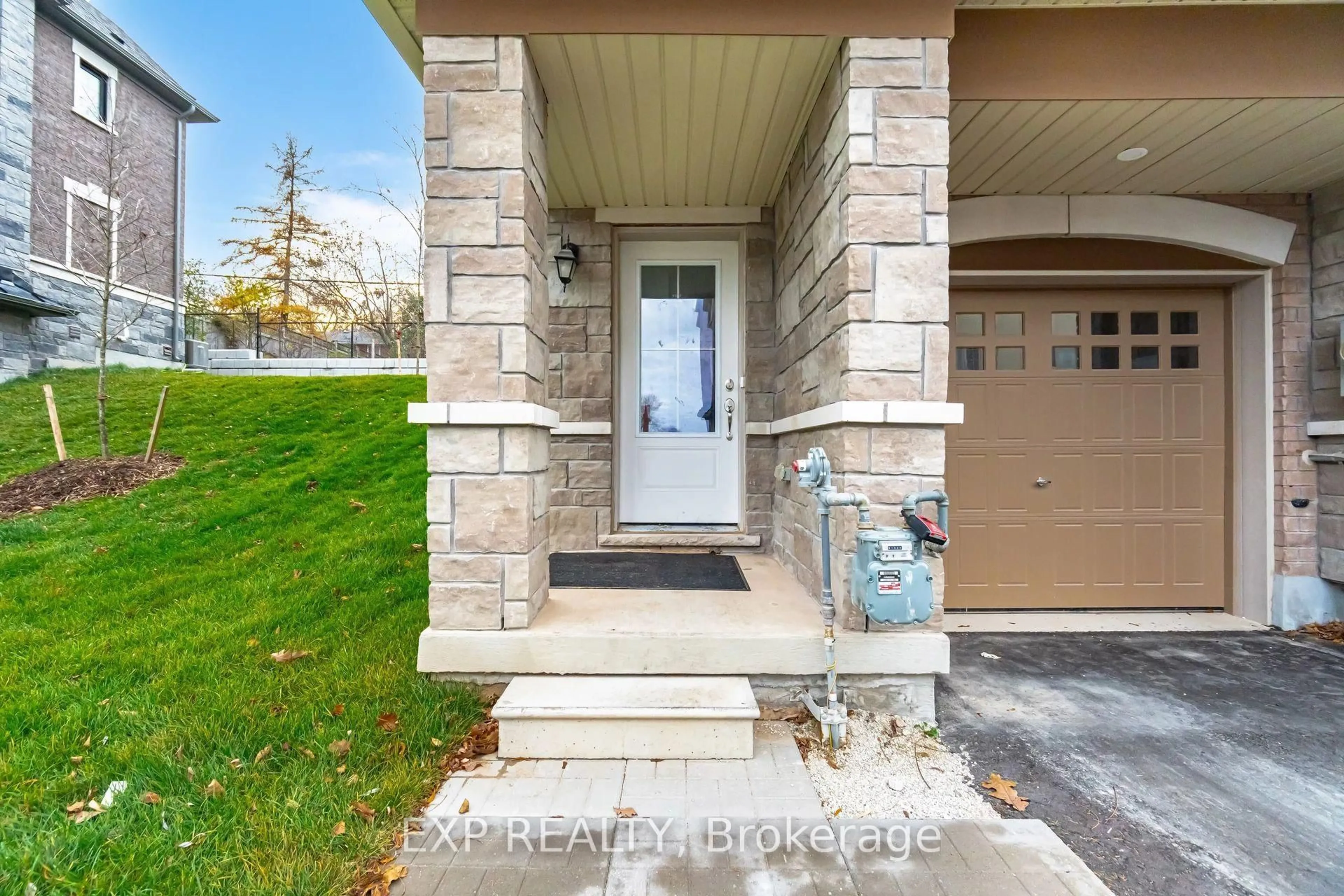 Indoor entryway for 68 First St #24, Orangeville Ontario L9W 2E4