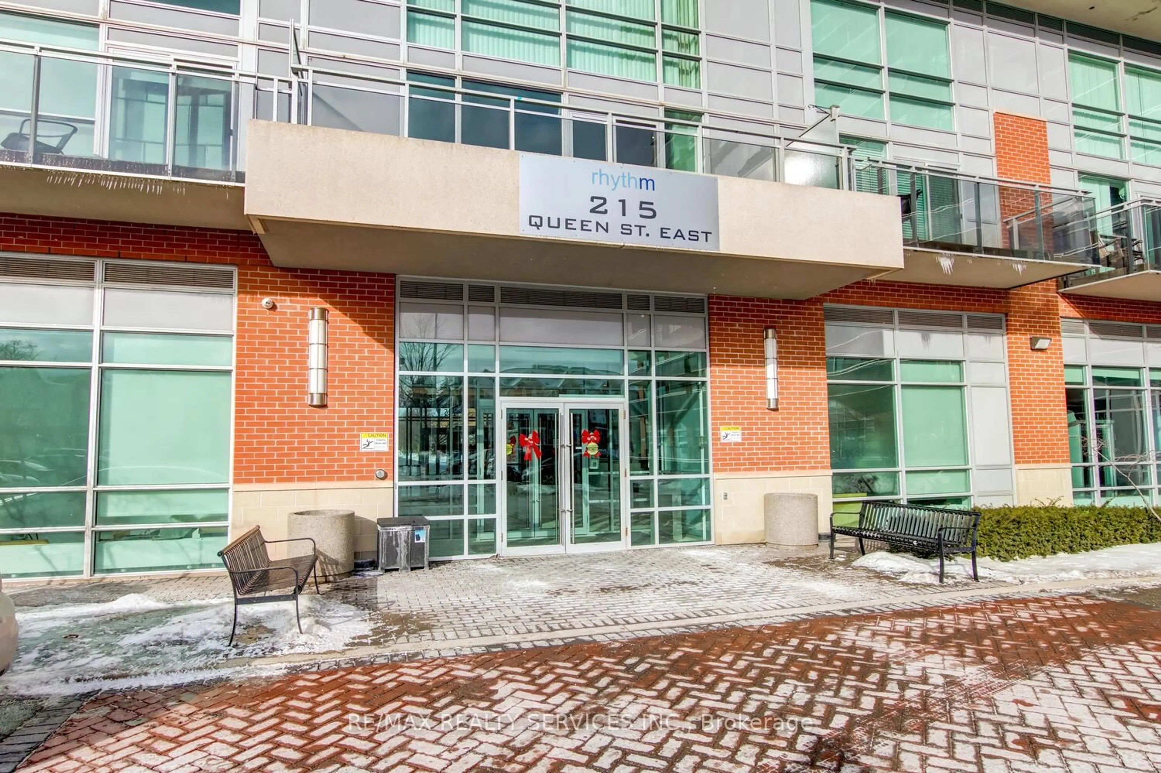 Indoor foyer for 215 Queen St #1103, Brampton Ontario L6W 0A9