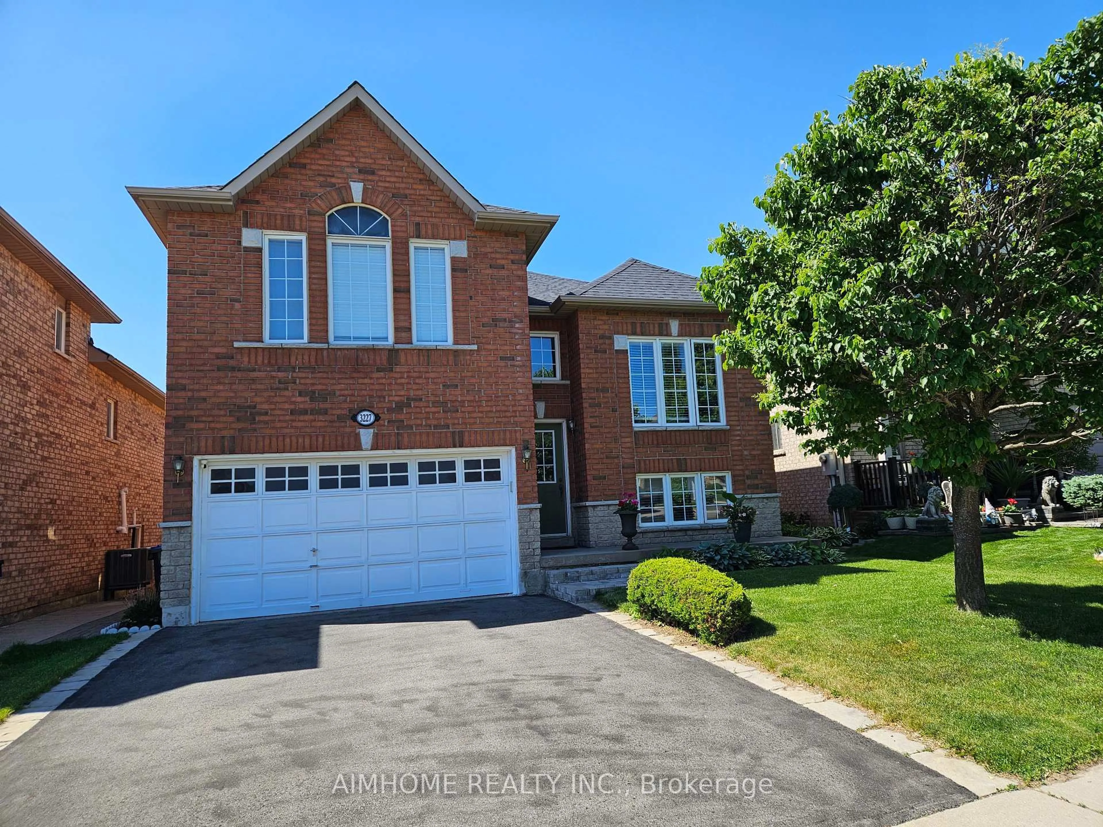 Home with brick exterior material, street for 3227 Scotch Pine Gate, Mississauga Ontario L5N 8E6