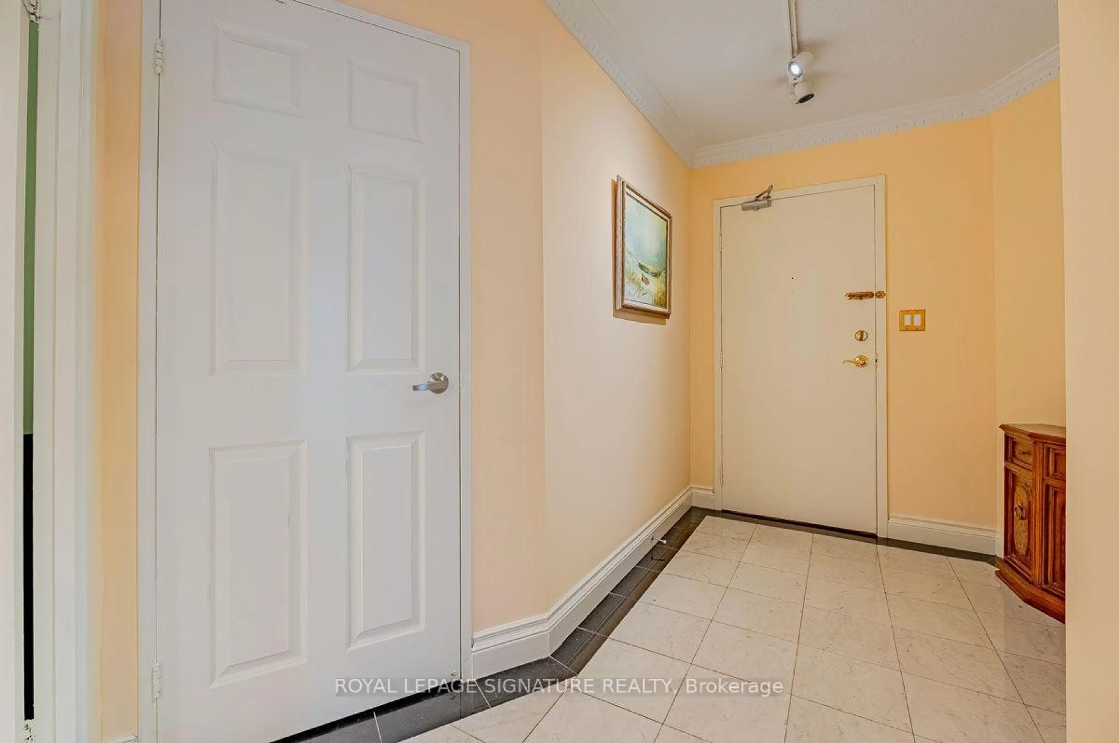 Indoor entryway for 2000 Islington Ave #1912, Toronto Ontario M9P 3S7