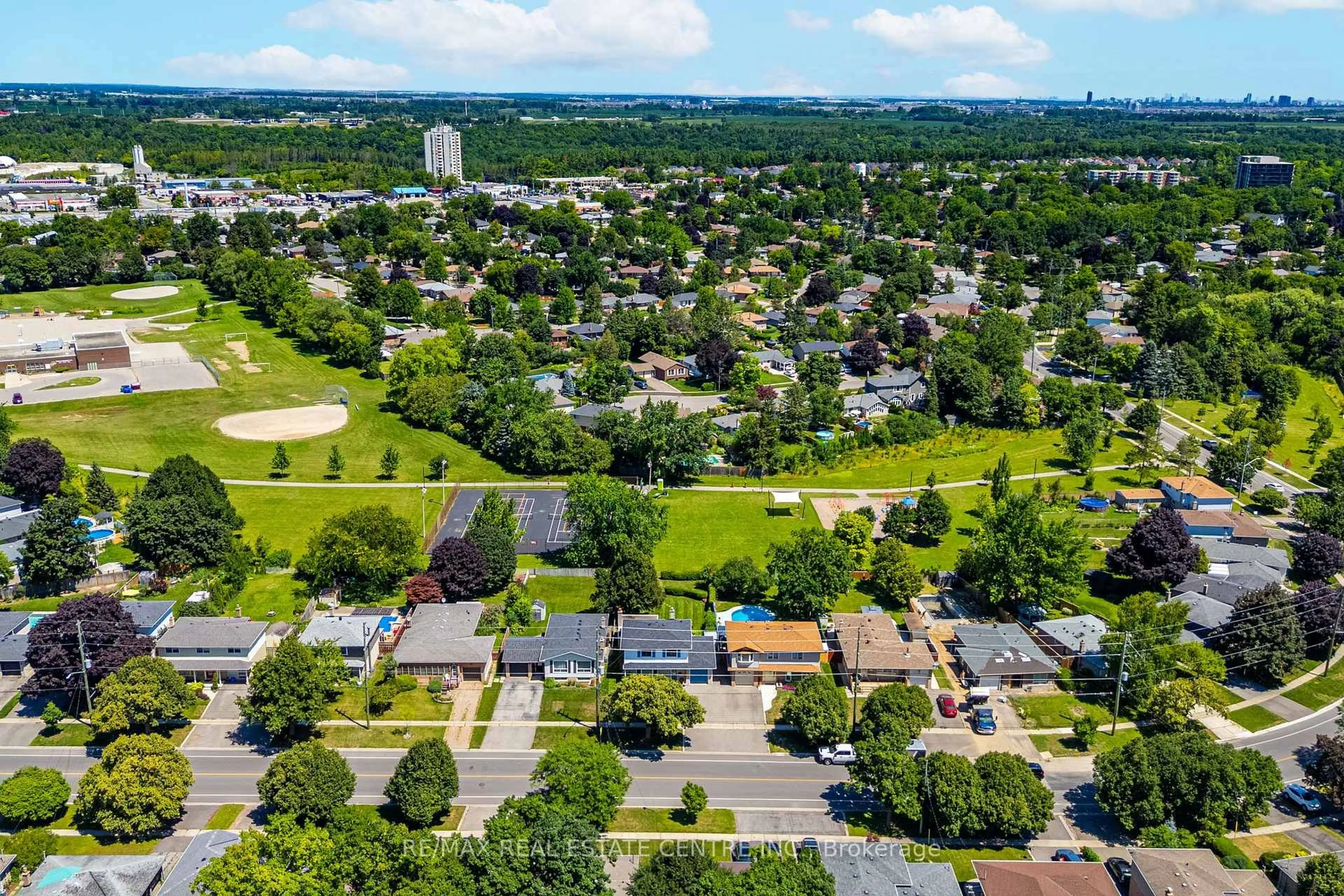 A pic from outside/outdoor area/front of a property/back of a property/a pic from drone, city buildings view from balcony for 357 Delrex Blvd, Halton Hills Ontario L7G 4H6
