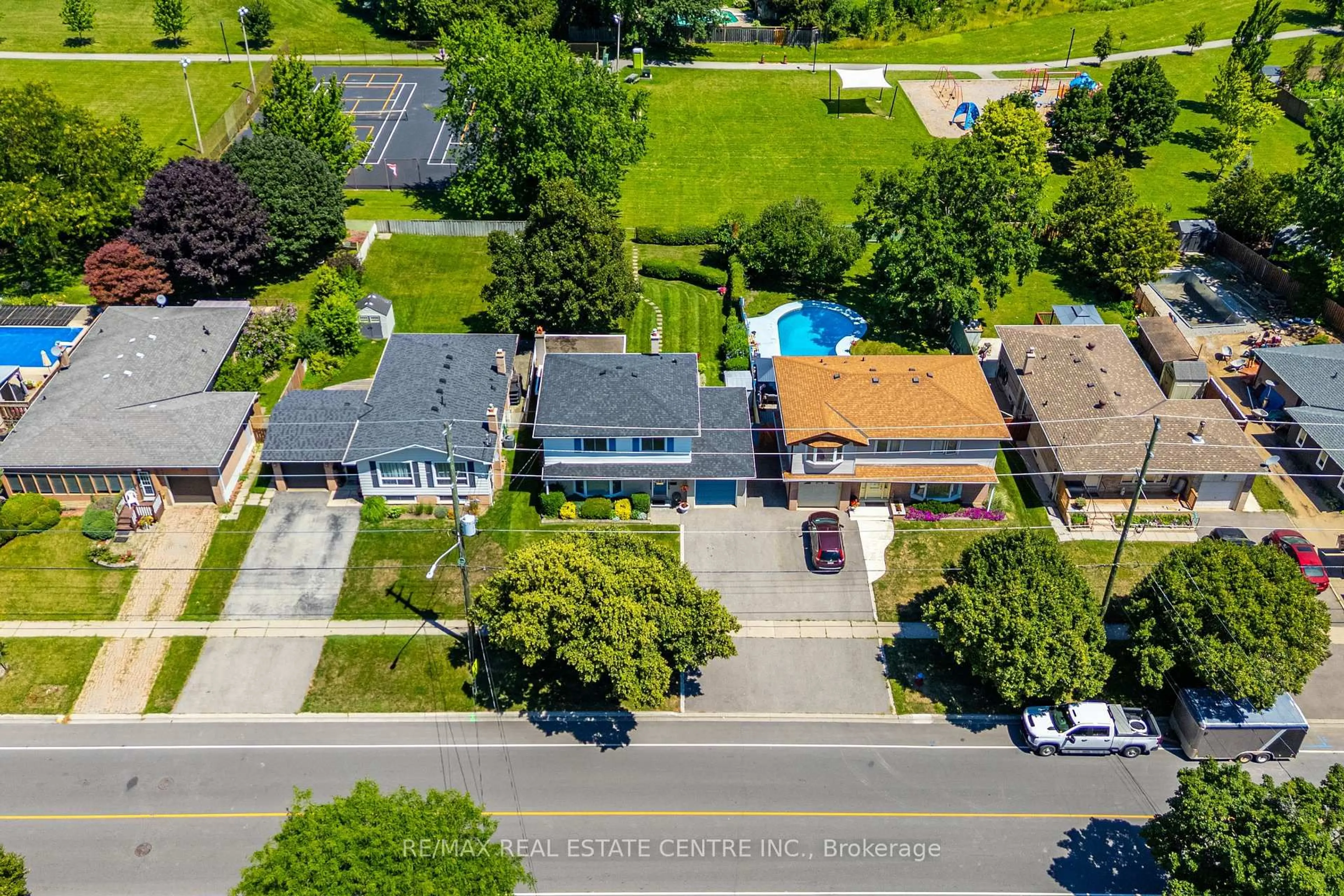A pic from outside/outdoor area/front of a property/back of a property/a pic from drone, street for 357 Delrex Blvd, Halton Hills Ontario L7G 4H6