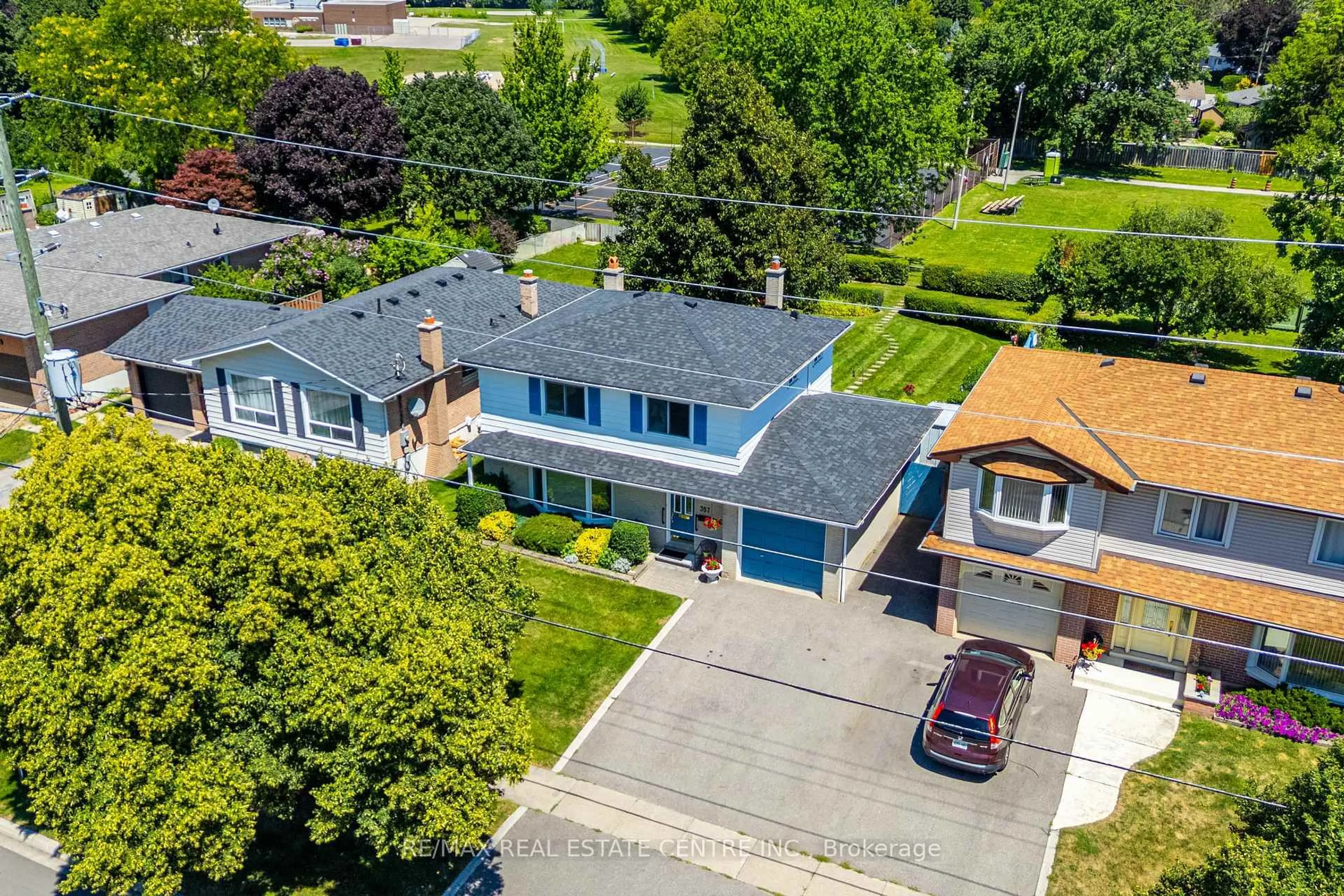 A pic from outside/outdoor area/front of a property/back of a property/a pic from drone, street for 357 Delrex Blvd, Halton Hills Ontario L7G 4H6
