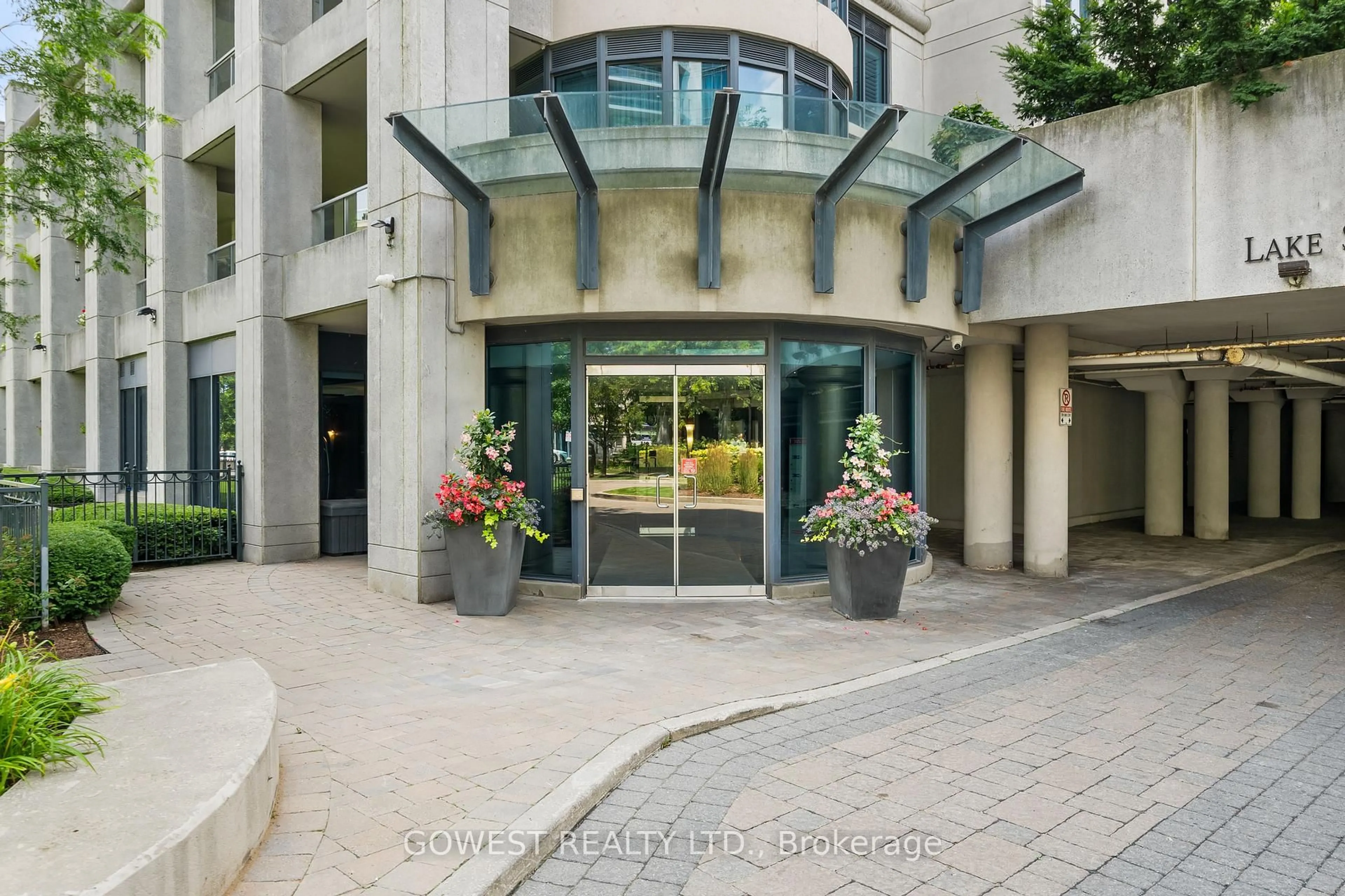 Indoor foyer for 2095 Lake Shore Blvd #318, Toronto Ontario M8V 4G4