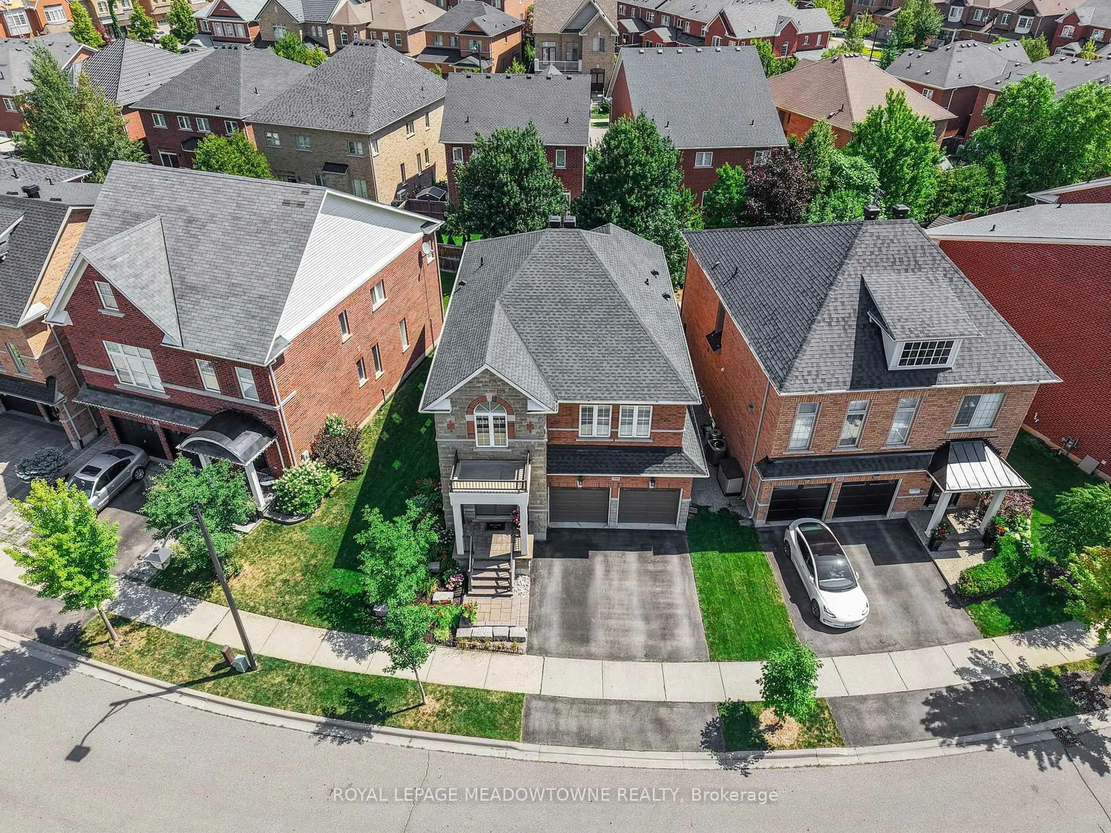 A pic from outside/outdoor area/front of a property/back of a property/a pic from drone, street for 395 Malboeuf Crt, Milton Ontario L9T 7Y3