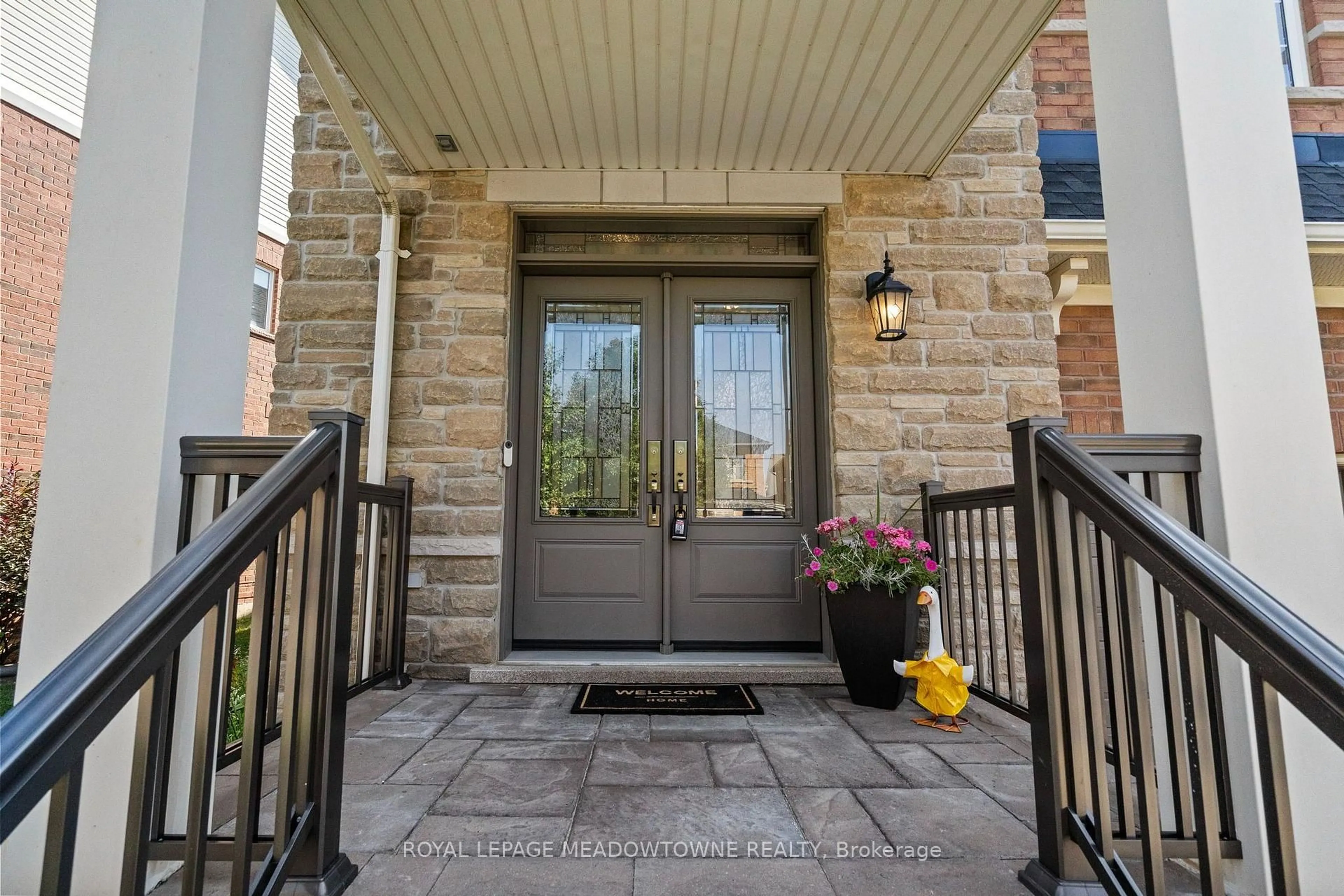 Indoor entryway for 395 Malboeuf Crt, Milton Ontario L9T 7Y3