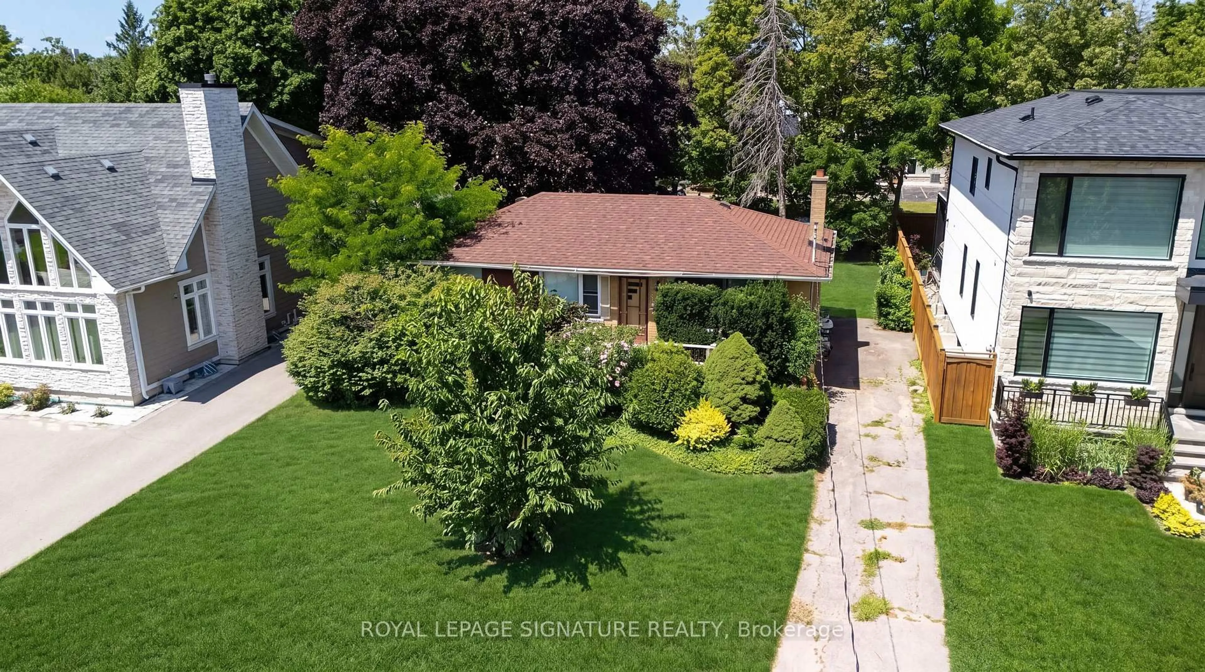 A pic from outside/outdoor area/front of a property/back of a property/a pic from drone, street for 1405 CONSTANCE DR Dr, Oakville Ontario L6J 2T9