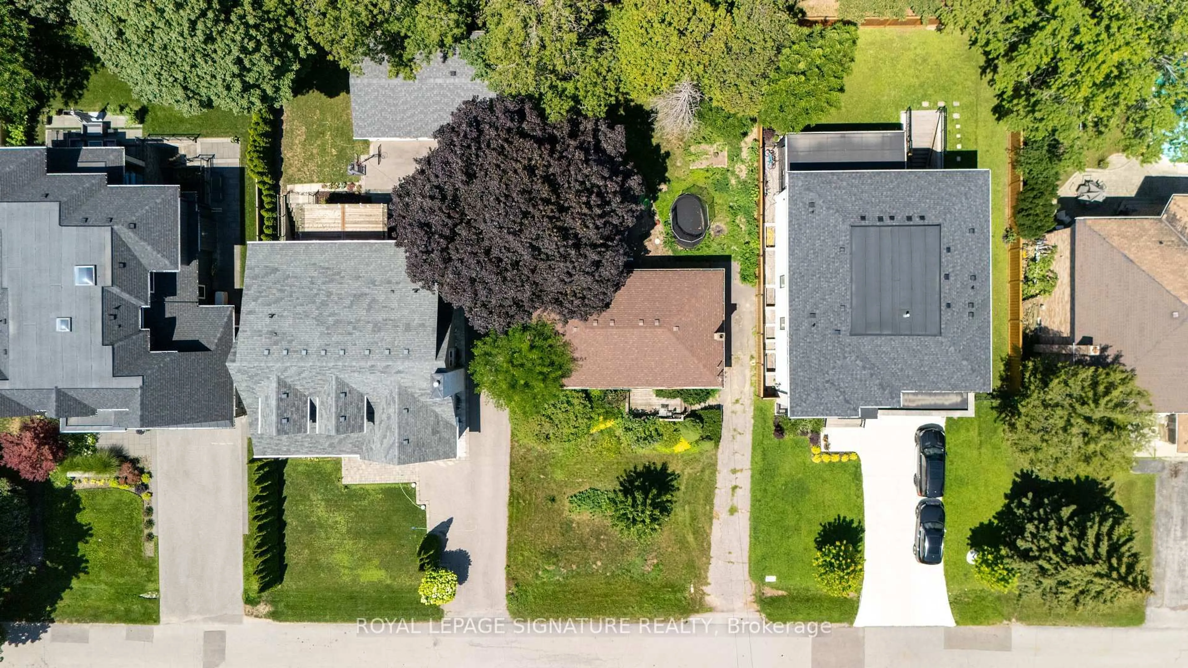 A pic from outside/outdoor area/front of a property/back of a property/a pic from drone, street for 1405 CONSTANCE DR Dr, Oakville Ontario L6J 2T9
