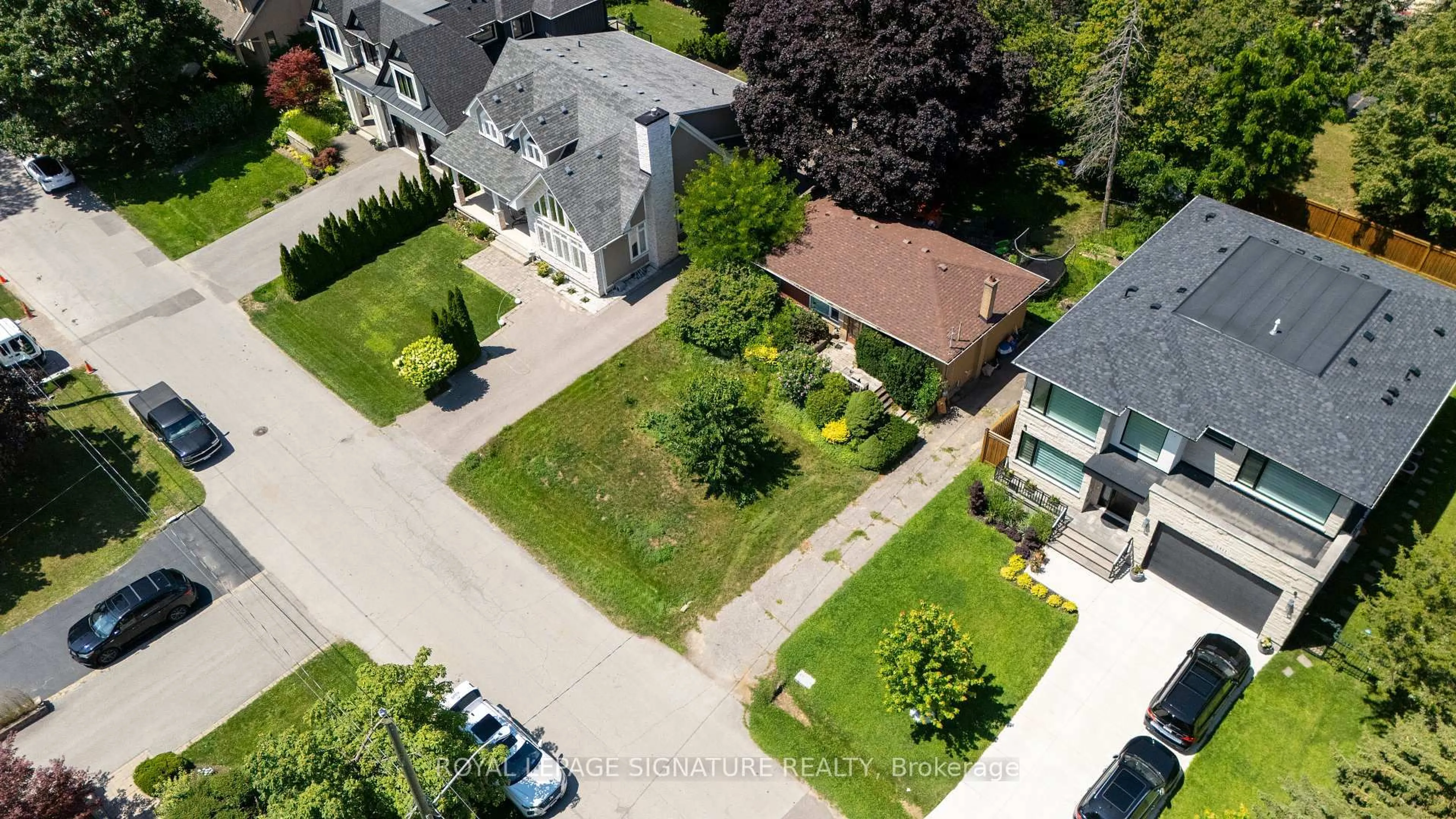 A pic from outside/outdoor area/front of a property/back of a property/a pic from drone, street for 1405 CONSTANCE DR Dr, Oakville Ontario L6J 2T9
