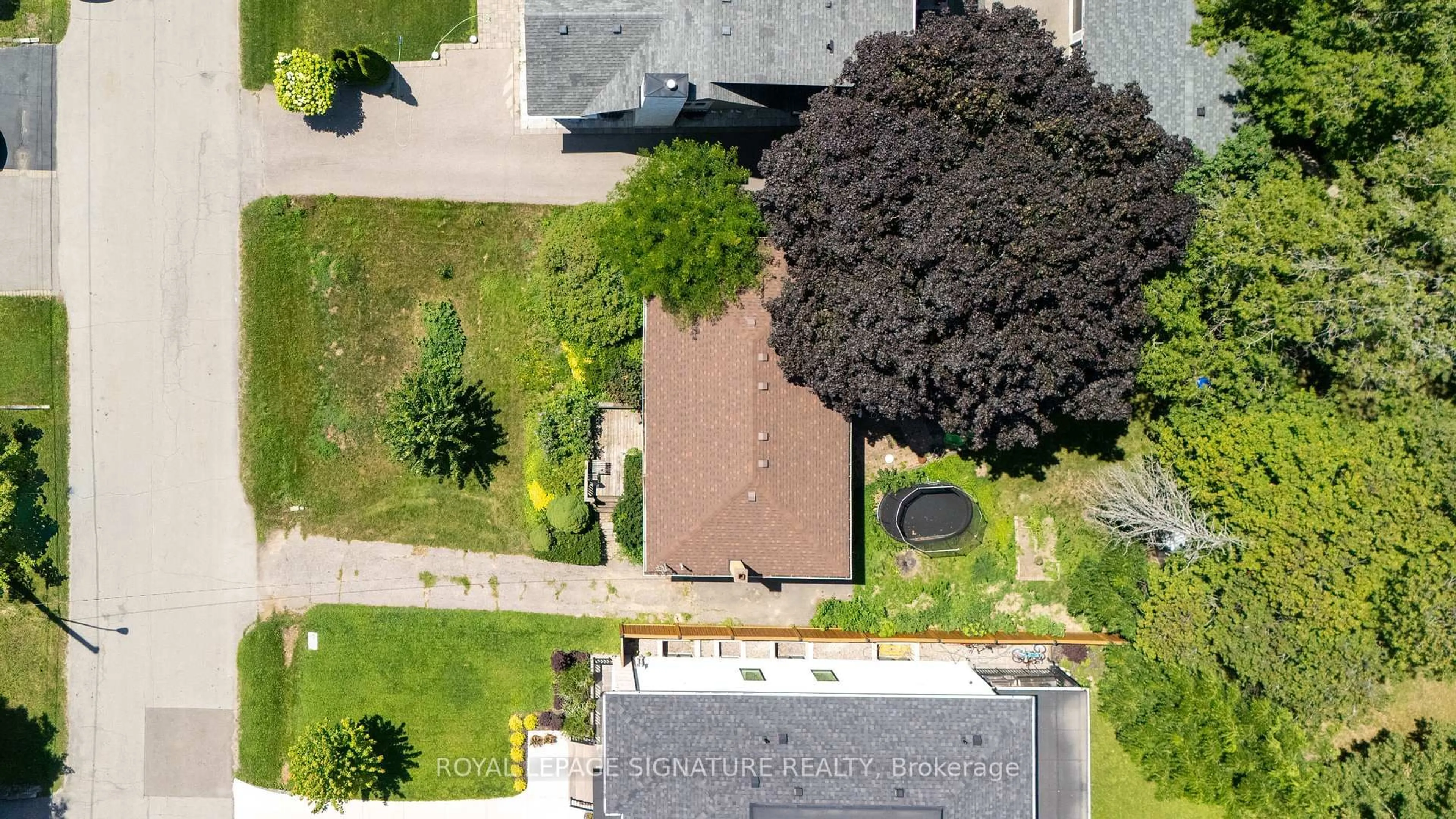 A pic from outside/outdoor area/front of a property/back of a property/a pic from drone, street for 1405 CONSTANCE DR Dr, Oakville Ontario L6J 2T9
