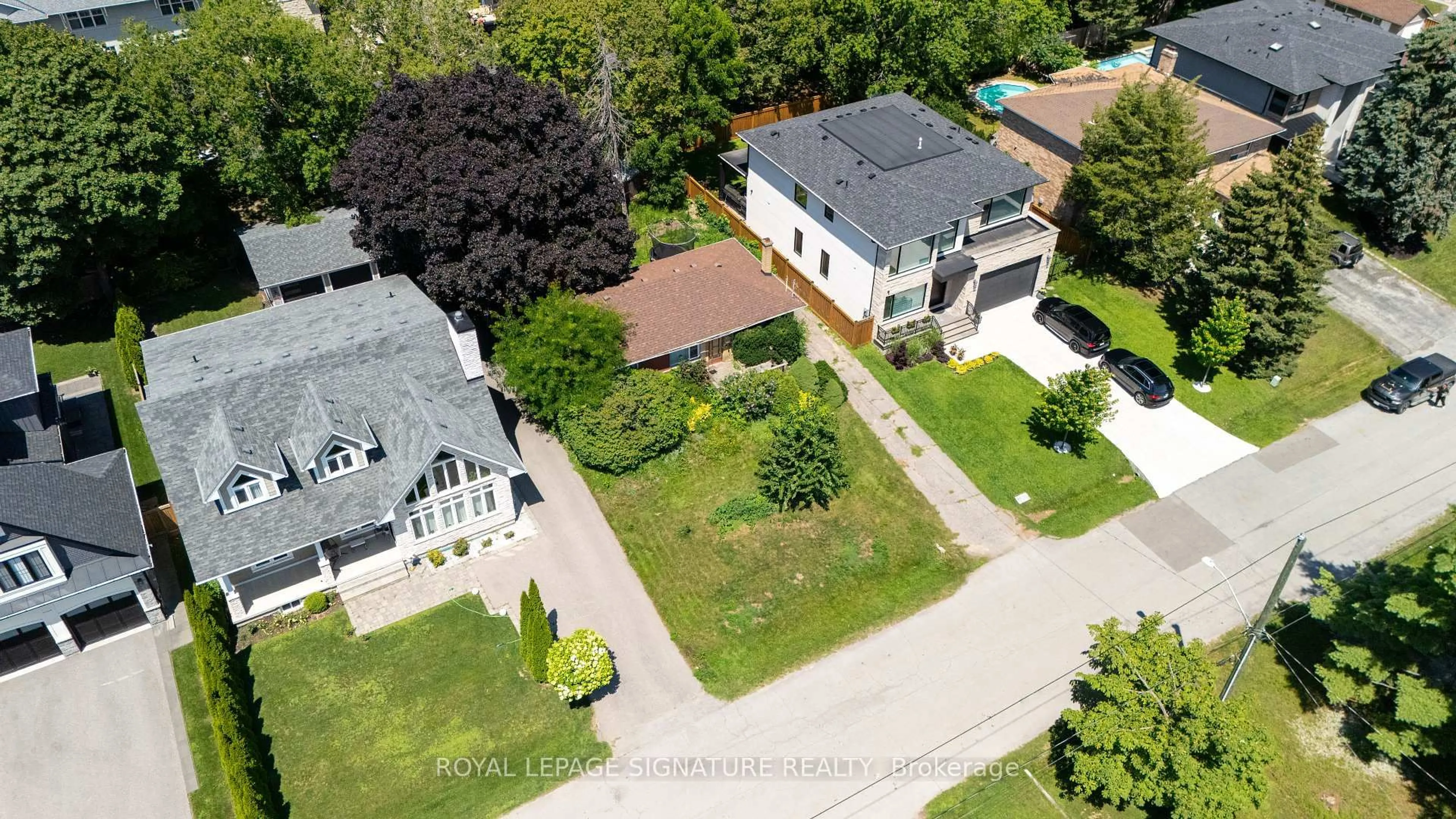 A pic from outside/outdoor area/front of a property/back of a property/a pic from drone, street for 1405 CONSTANCE DR Dr, Oakville Ontario L6J 2T9