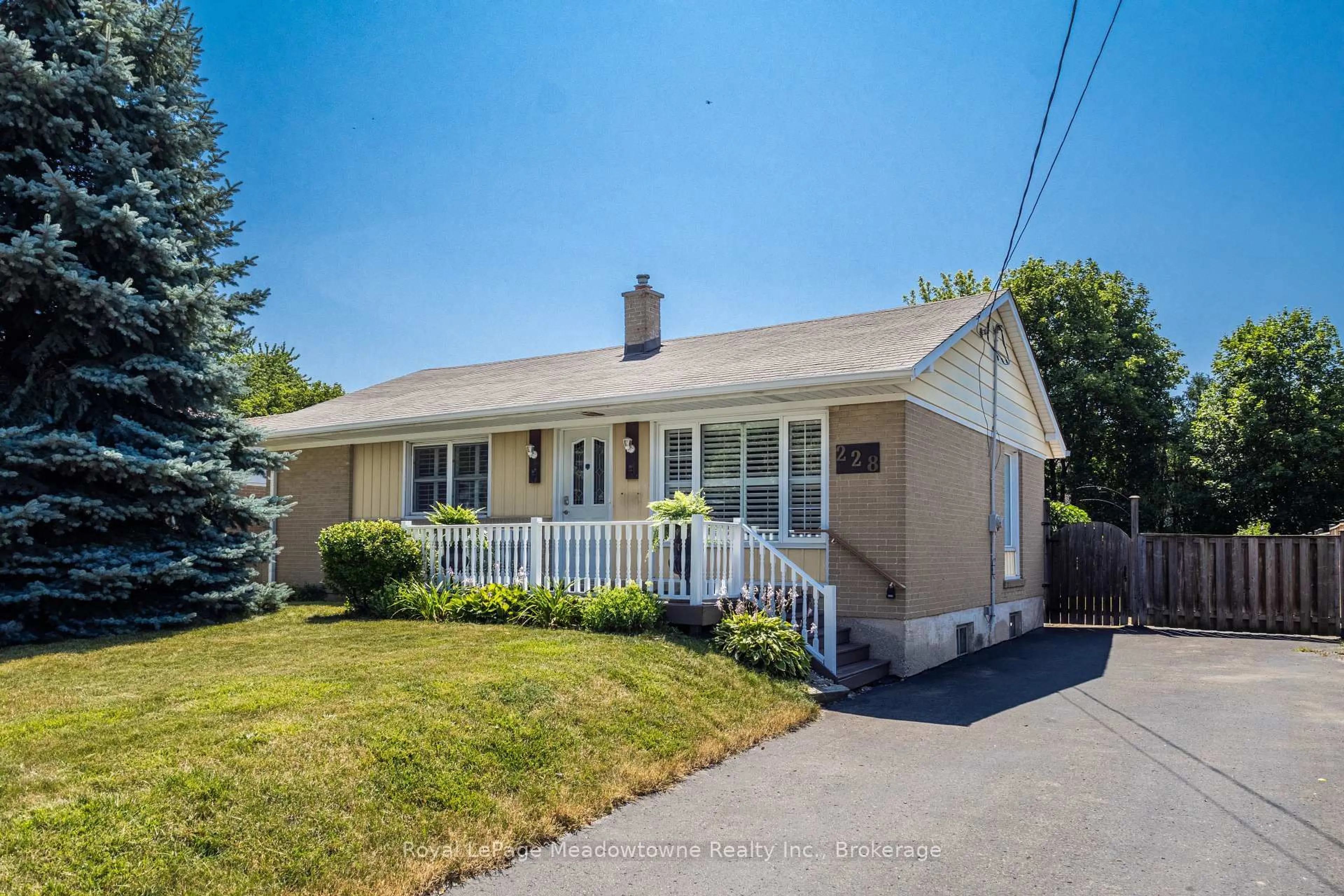Home with vinyl exterior material, street for 228 Bell St, Milton Ontario L9T 2A9