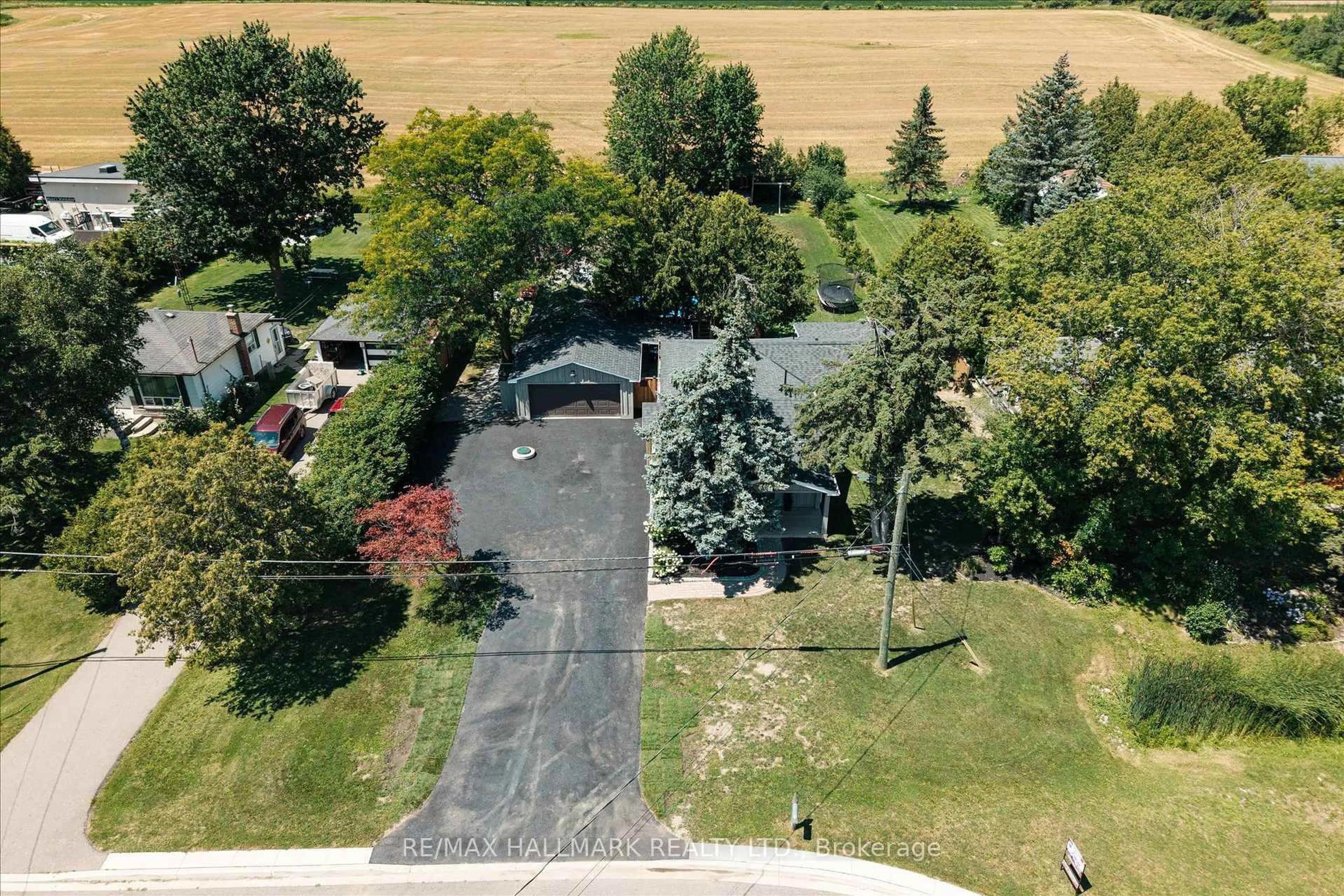 A pic from outside/outdoor area/front of a property/back of a property/a pic from drone, unknown for 7743 5 Sdrd, Halton Hills Ontario L9T 2X7