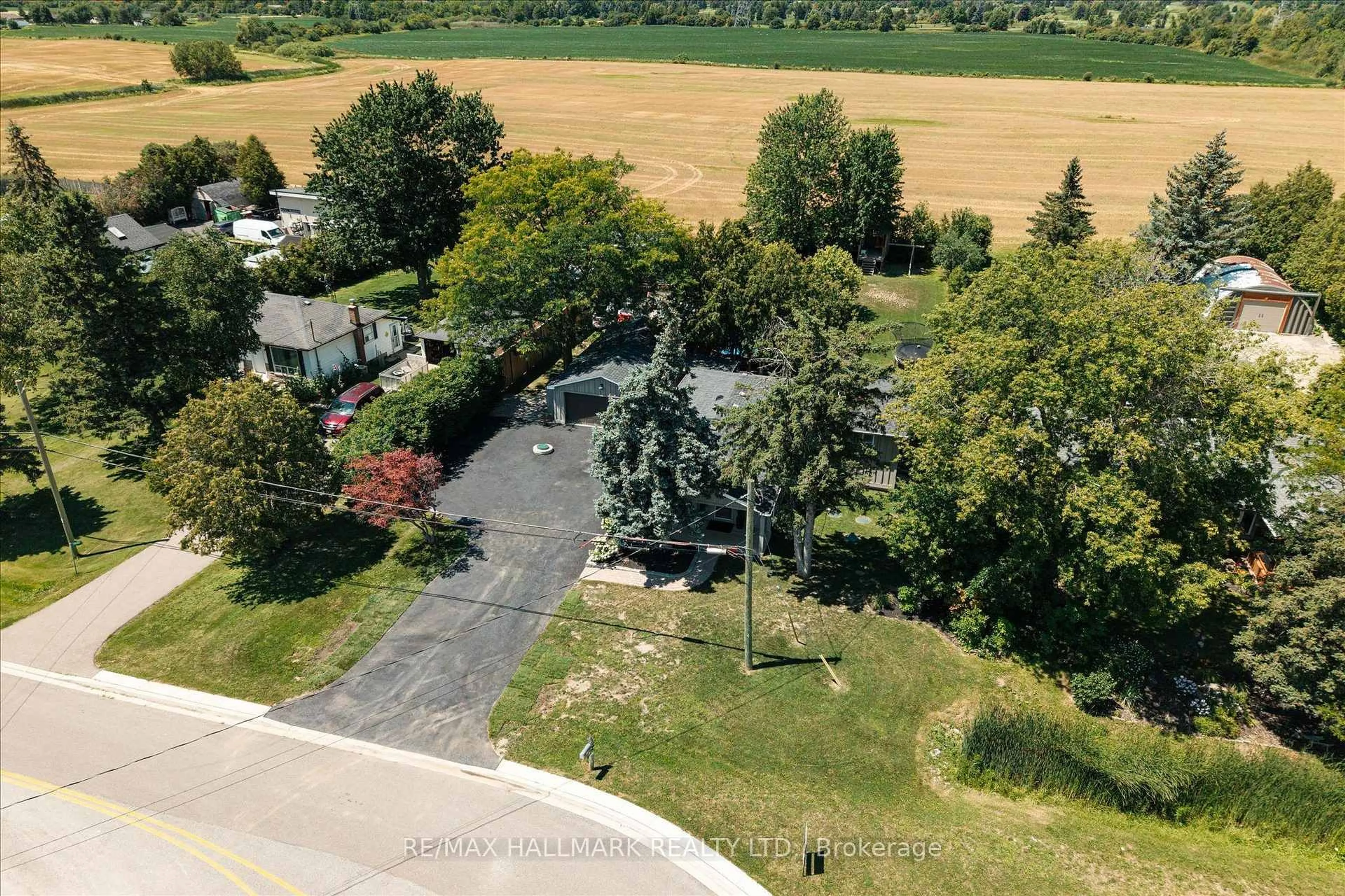 A pic from outside/outdoor area/front of a property/back of a property/a pic from drone, street for 7433 5 Sdrd, Halton Hills Ontario L9T 2X7